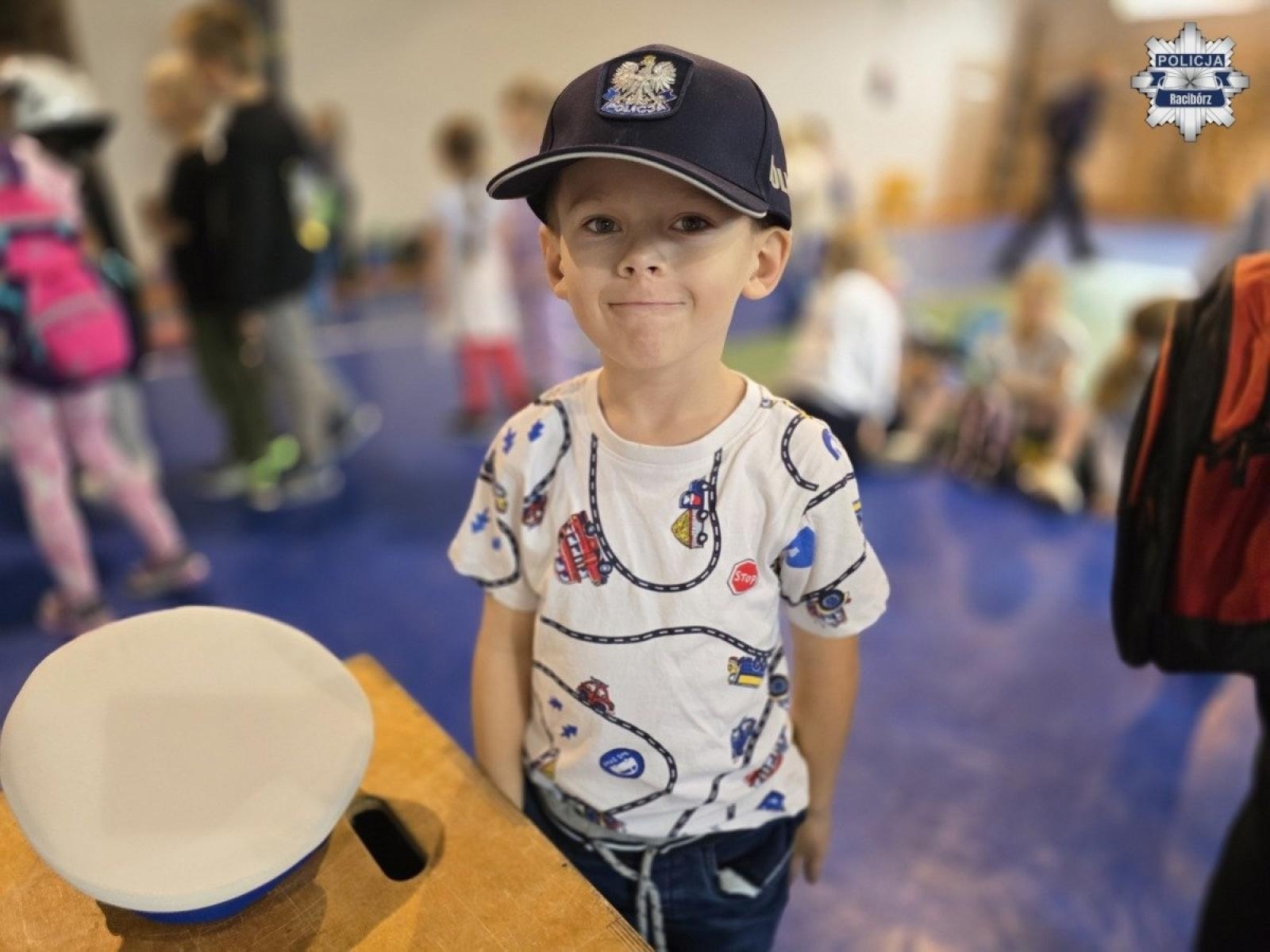 Zdjęcie w galerii na portalu naszraciborz.pl: Uczniowie z Grzegorzowic odwiedzili raciborską komendę policji wiadomości z regionu