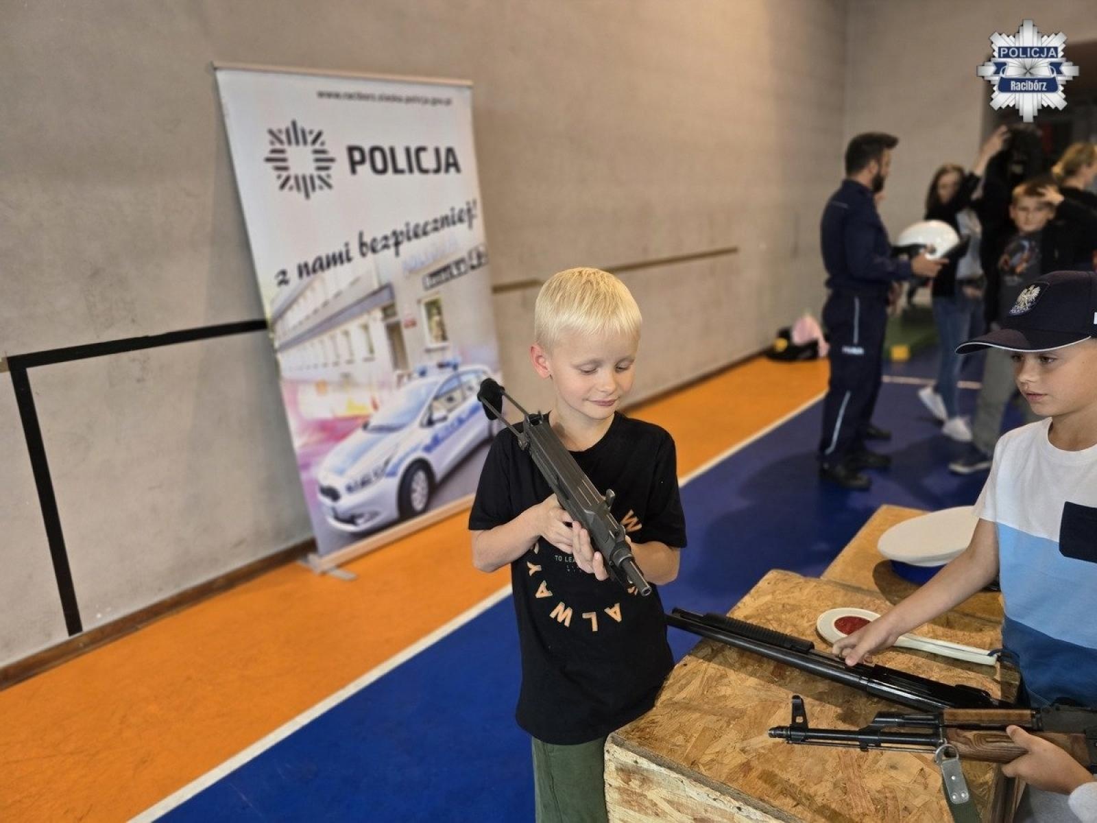 Zdjęcie w galerii na portalu naszraciborz.pl: Uczniowie z Grzegorzowic odwiedzili raciborską komendę policji wiadomości z regionu