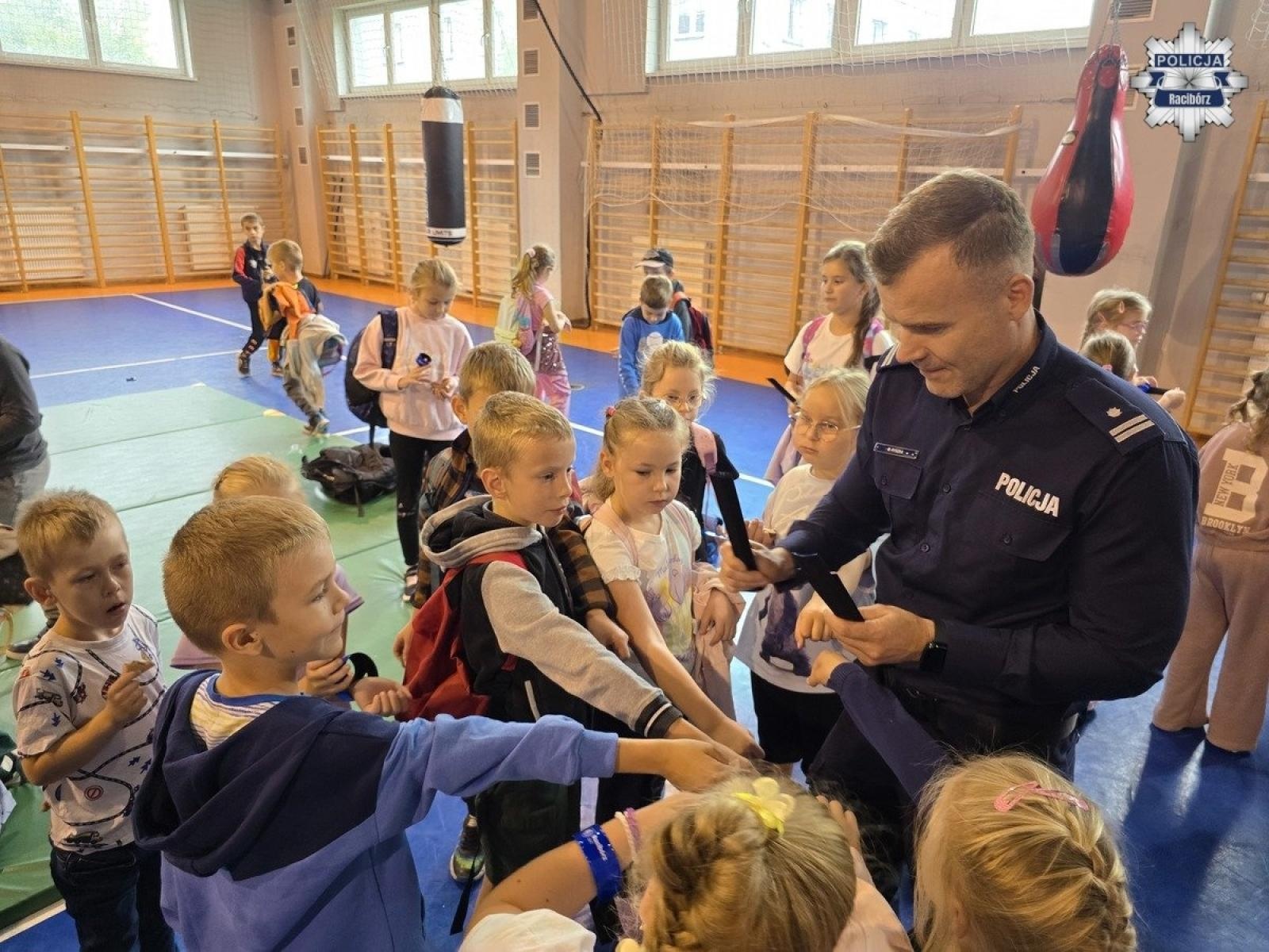 Zdjęcie w galerii na portalu naszraciborz.pl: Uczniowie z Grzegorzowic odwiedzili raciborską komendę policji wiadomości z regionu