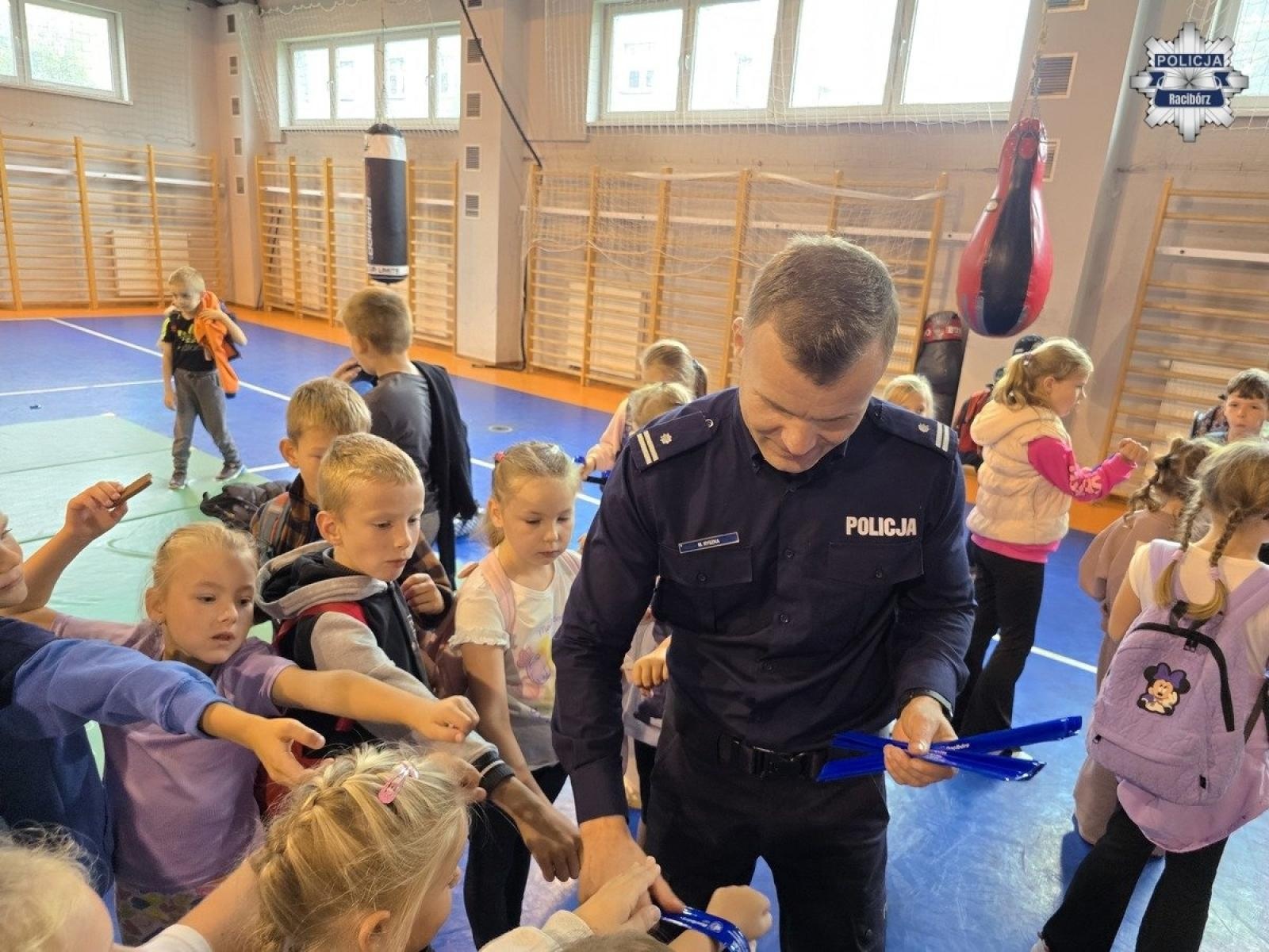 Zdjęcie w galerii na portalu naszraciborz.pl: Uczniowie z Grzegorzowic odwiedzili raciborską komendę policji wiadomości z regionu