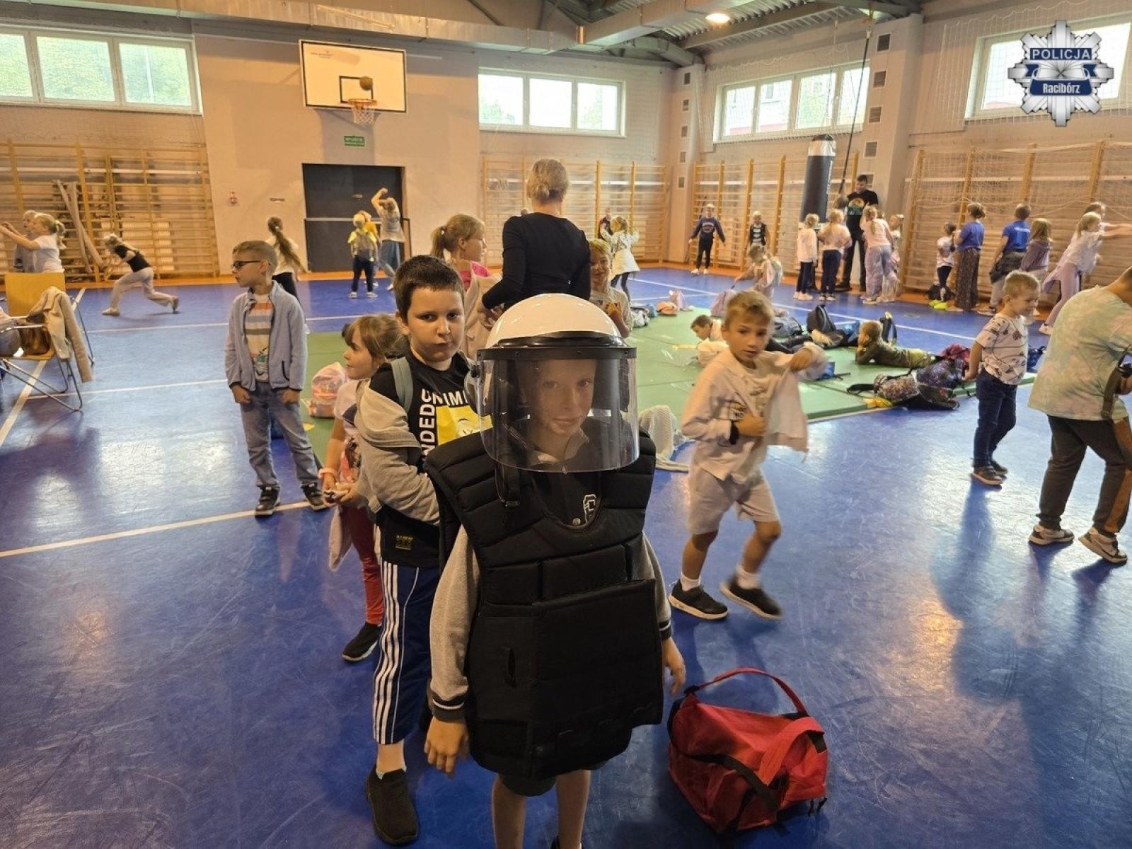 Zdjęcie w galerii na portalu naszraciborz.pl: Uczniowie z Grzegorzowic odwiedzili raciborską komendę policji wiadomości z regionu