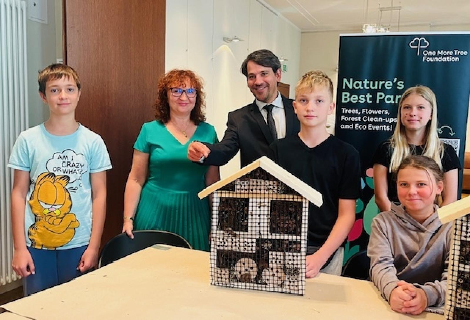 Zdjęcie w galerii na portalu naszraciborz.pl: Uczniowie z Ostroga tworzą ekologiczne hotele dla owadów wiadomości z regionu