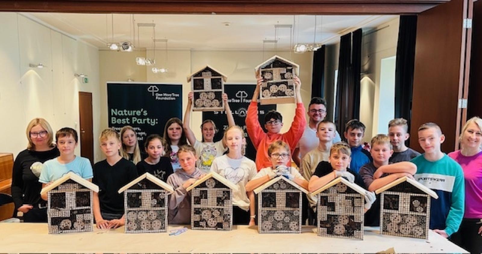 Zdjęcie w galerii na portalu naszraciborz.pl: Uczniowie z Ostroga tworzą ekologiczne hotele dla owadów wiadomości z regionu