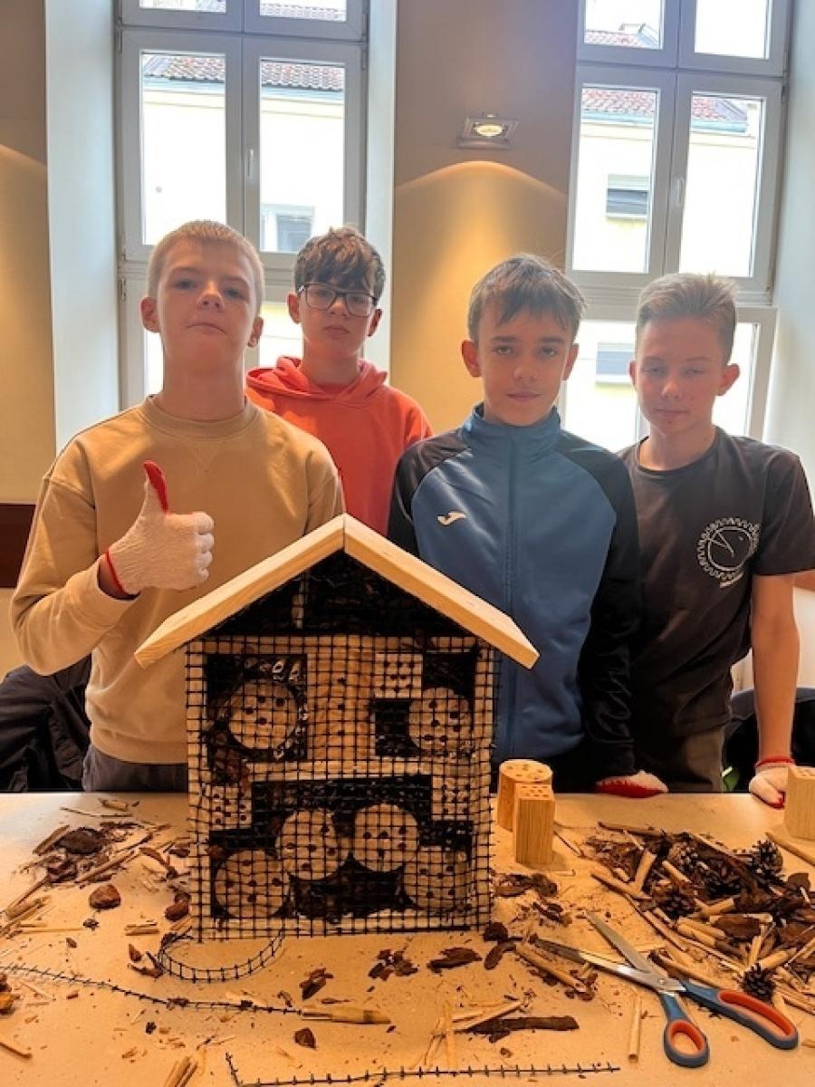 Zdjęcie w galerii na portalu naszraciborz.pl: Uczniowie z Ostroga tworzą ekologiczne hotele dla owadów wiadomości z regionu