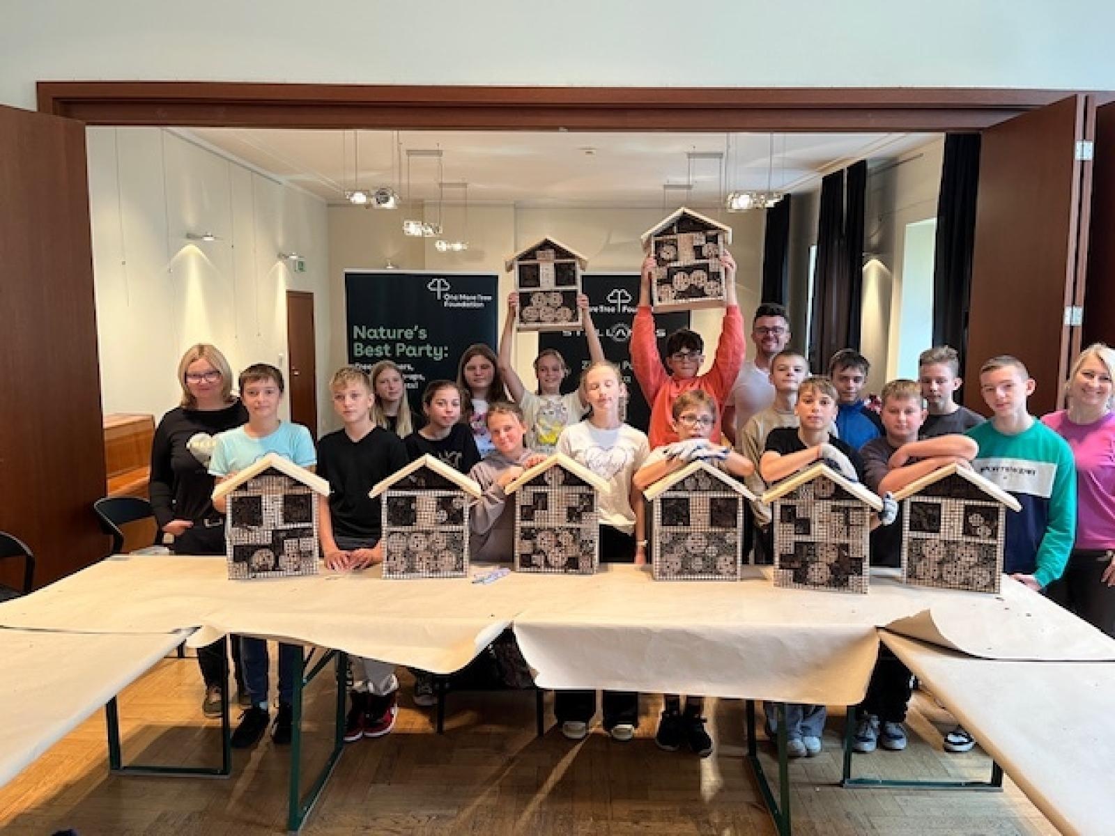 Zdjęcie w galerii na portalu naszraciborz.pl: Uczniowie z Ostroga tworzą ekologiczne hotele dla owadów wiadomości z regionu