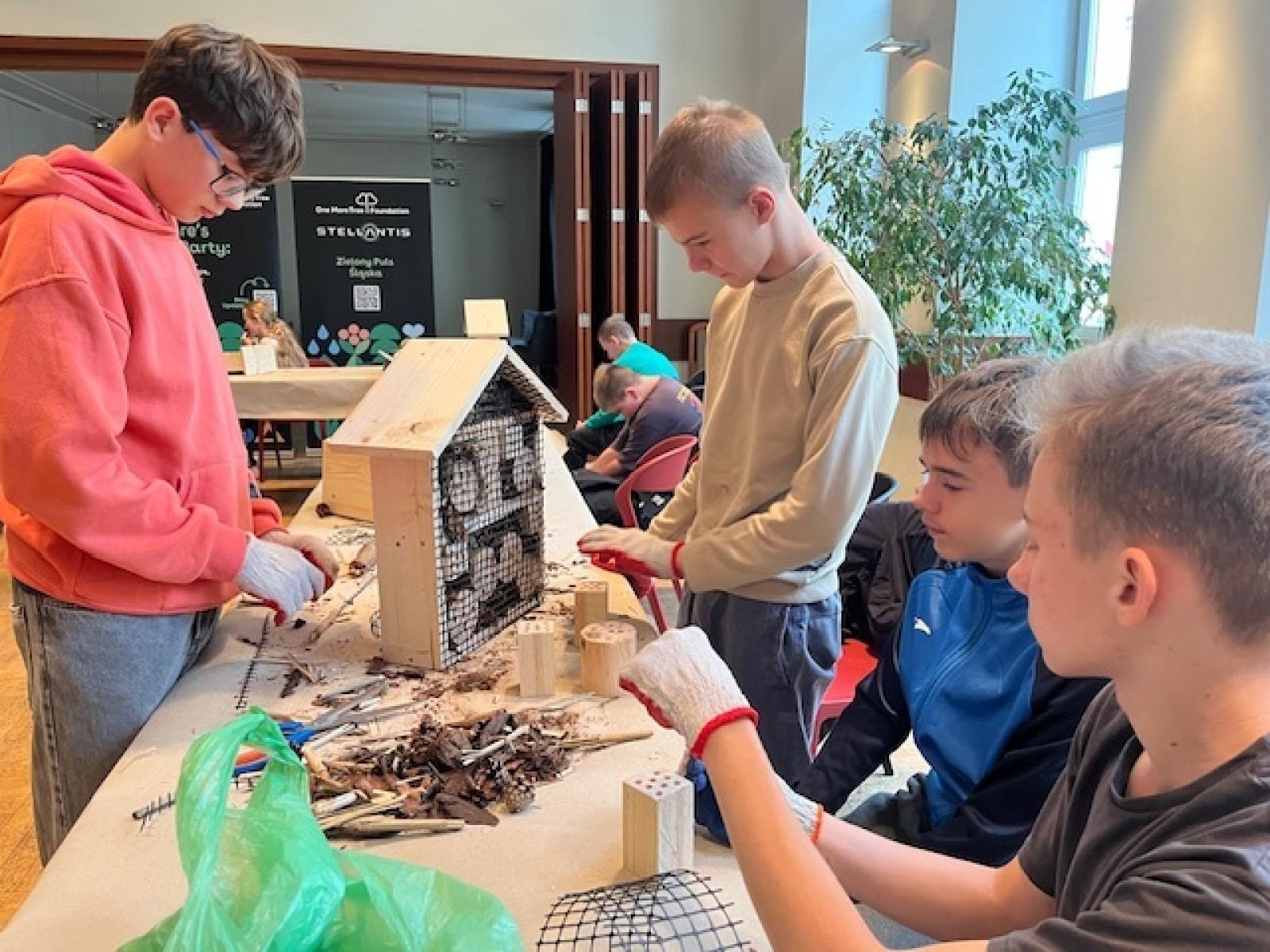 Zdjęcie w galerii na portalu naszraciborz.pl: Uczniowie z Ostroga tworzą ekologiczne hotele dla owadów wiadomości z regionu