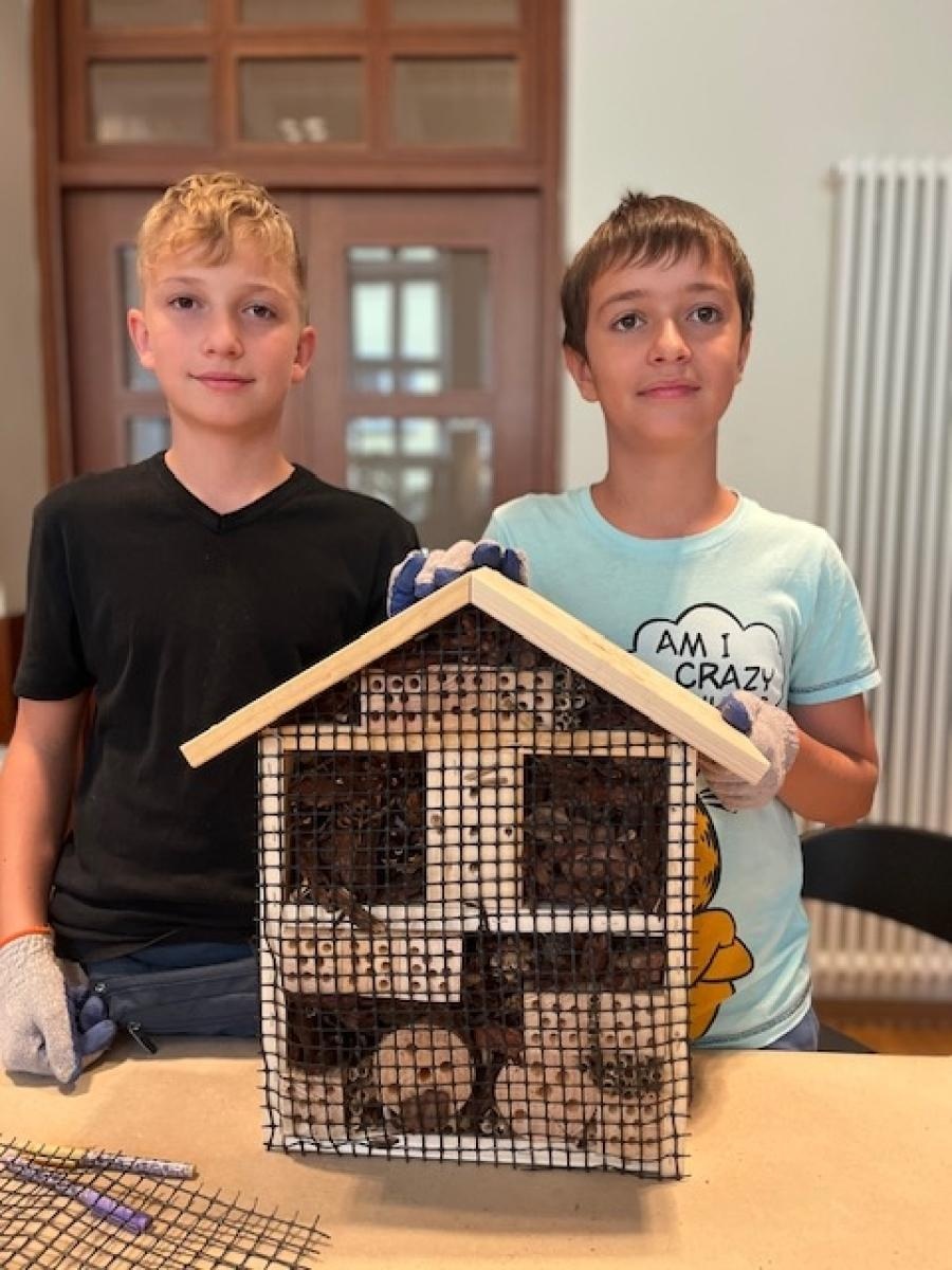 Zdjęcie w galerii na portalu naszraciborz.pl: Uczniowie z Ostroga tworzą ekologiczne hotele dla owadów wiadomości z regionu