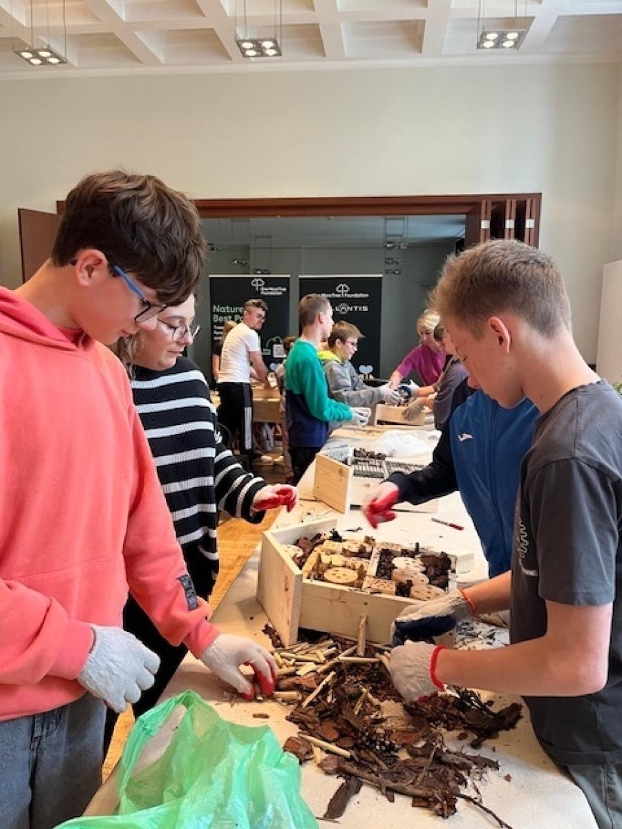 Zdjęcie w galerii na portalu naszraciborz.pl: Uczniowie z Ostroga tworzą ekologiczne hotele dla owadów wiadomości z regionu