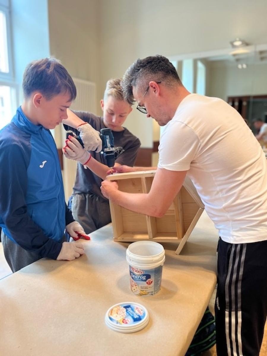 Zdjęcie w galerii na portalu naszraciborz.pl: Uczniowie z Ostroga tworzą ekologiczne hotele dla owadów wiadomości z regionu