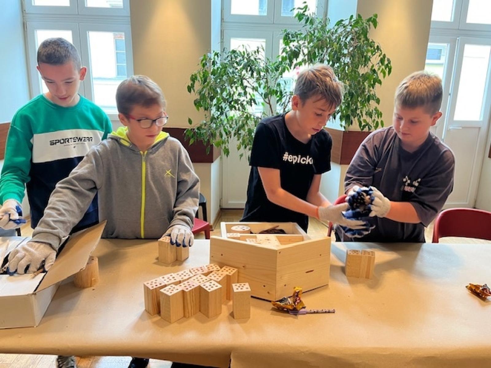 Zdjęcie w galerii na portalu naszraciborz.pl: Uczniowie z Ostroga tworzą ekologiczne hotele dla owadów wiadomości z regionu