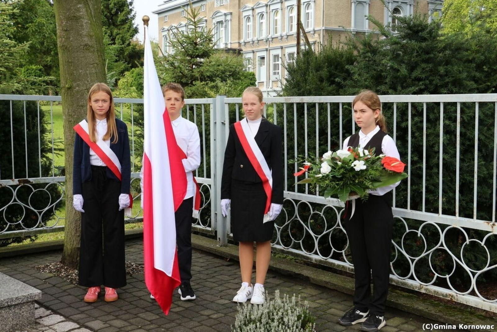 Zdjęcie w galerii na portalu naszraciborz.pl: Odsłonięcie odnowionego pomnika ofiar nazizmu w Pogrzebieniu wiadomości z regionu