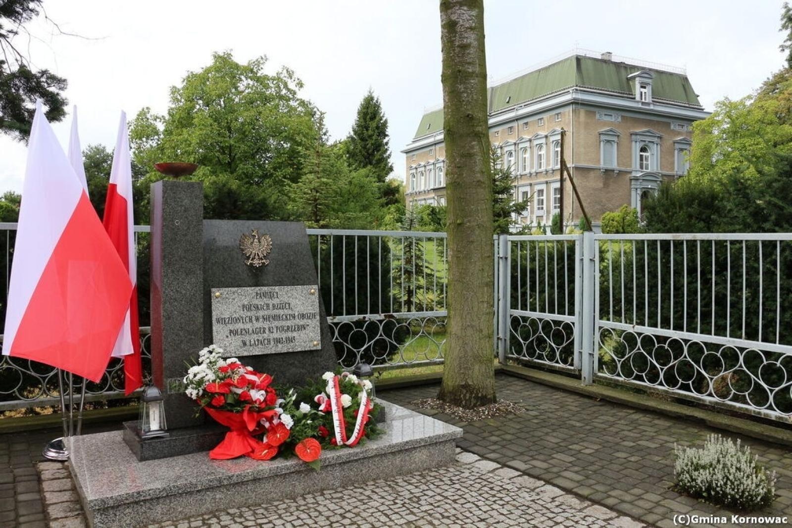 Zdjęcie w galerii na portalu naszraciborz.pl: Odsłonięcie odnowionego pomnika ofiar nazizmu w Pogrzebieniu wiadomości z regionu