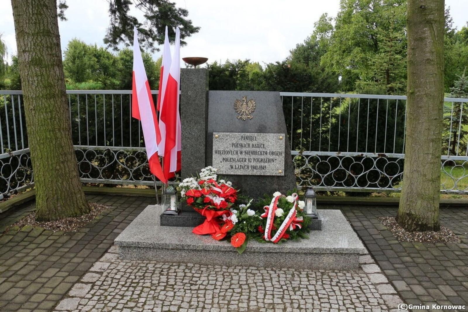 Zdjęcie w galerii na portalu naszraciborz.pl: Odsłonięcie odnowionego pomnika ofiar nazizmu w Pogrzebieniu wiadomości z regionu