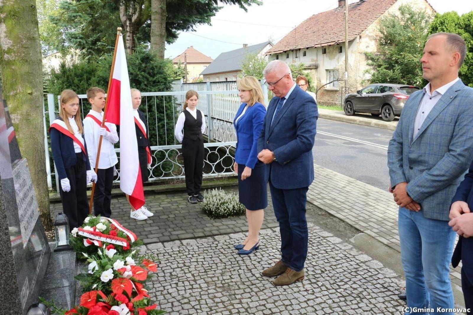Zdjęcie w galerii na portalu naszraciborz.pl: Odsłonięcie odnowionego pomnika ofiar nazizmu w Pogrzebieniu wiadomości z regionu