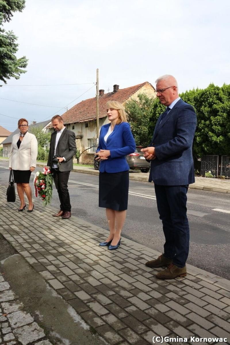 Zdjęcie w galerii na portalu naszraciborz.pl: Odsłonięcie odnowionego pomnika ofiar nazizmu w Pogrzebieniu wiadomości z regionu