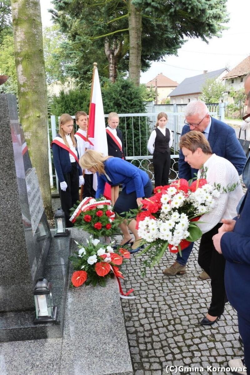 Zdjęcie w galerii na portalu naszraciborz.pl: Odsłonięcie odnowionego pomnika ofiar nazizmu w Pogrzebieniu wiadomości z regionu
