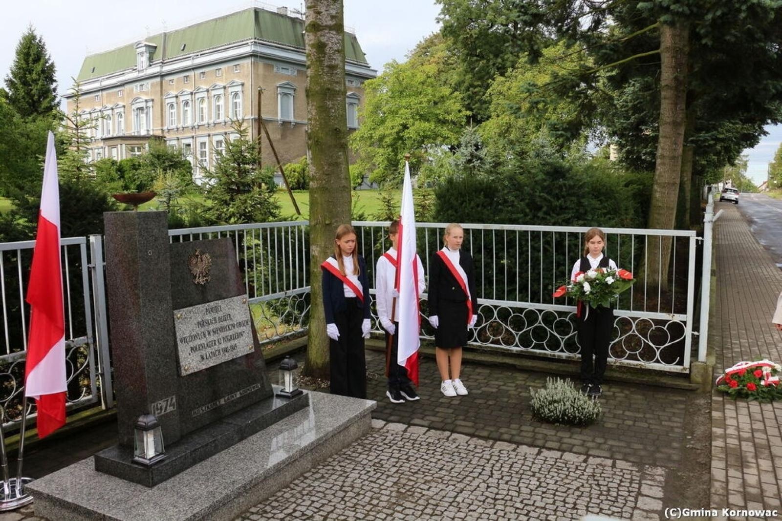 Zdjęcie w galerii na portalu naszraciborz.pl: Odsłonięcie odnowionego pomnika ofiar nazizmu w Pogrzebieniu wiadomości z regionu