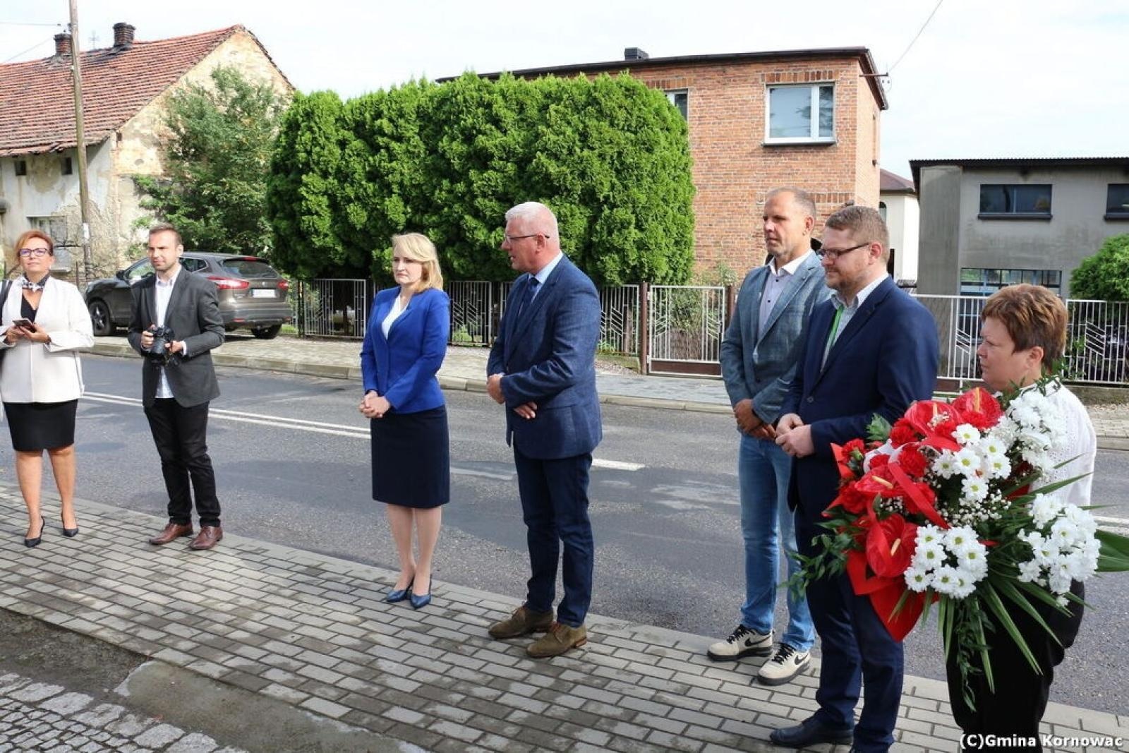 Zdjęcie w galerii na portalu naszraciborz.pl: Odsłonięcie odnowionego pomnika ofiar nazizmu w Pogrzebieniu wiadomości z regionu