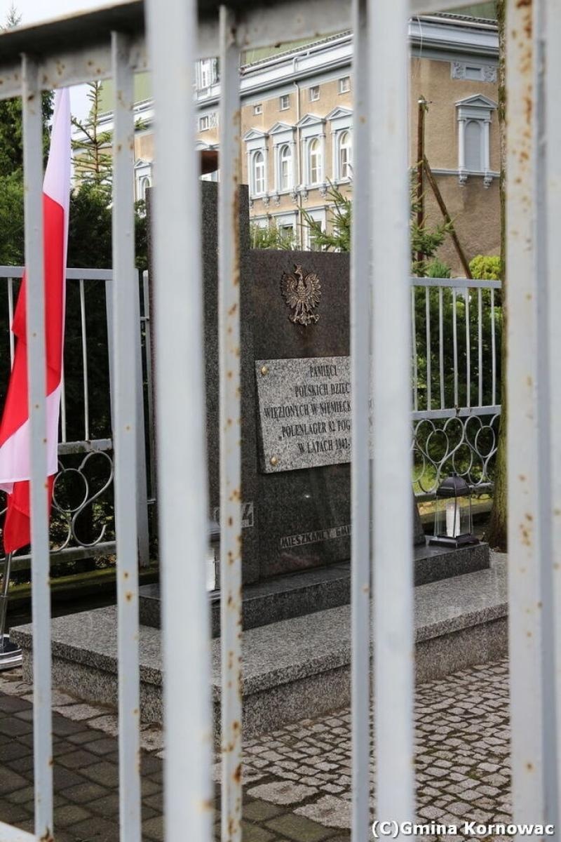 Zdjęcie w galerii na portalu naszraciborz.pl: Odsłonięcie odnowionego pomnika ofiar nazizmu w Pogrzebieniu wiadomości z regionu