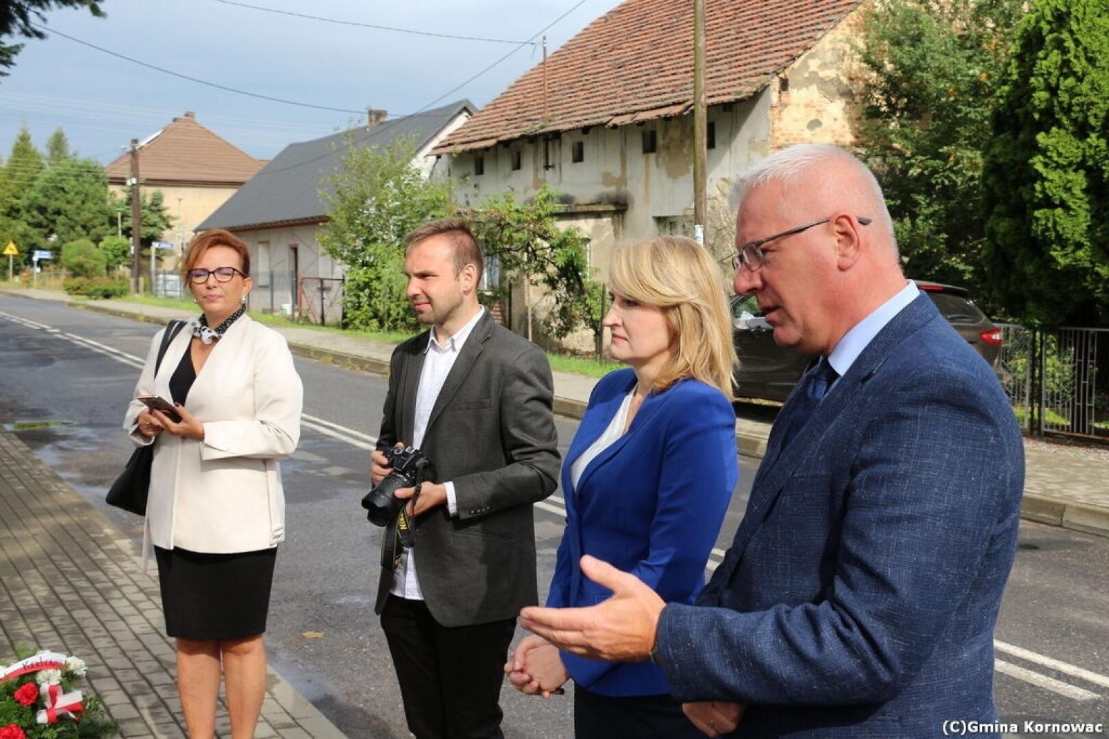 Zdjęcie w galerii na portalu naszraciborz.pl: Odsłonięcie odnowionego pomnika ofiar nazizmu w Pogrzebieniu wiadomości z regionu