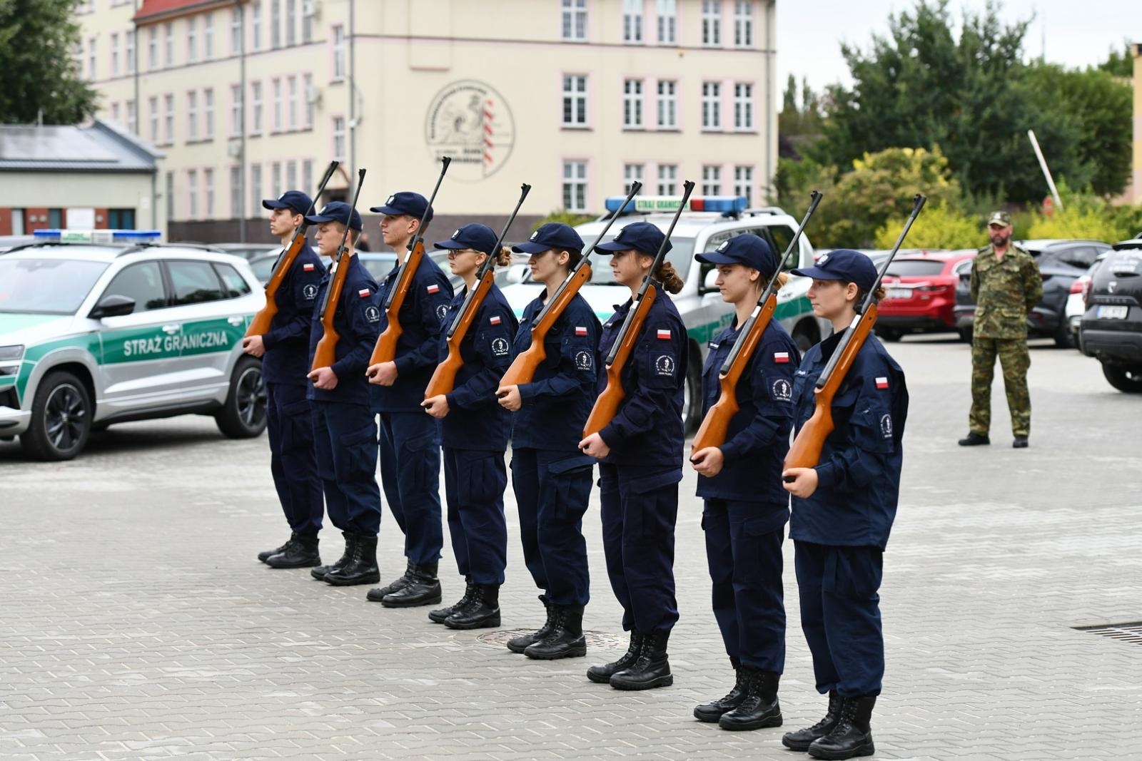Zdjęcie w galerii na portalu naszraciborz.pl: II Ogólnopolski Przegląd Musztry Klas Mundurowych w Raciborzu wiadomości z regionu