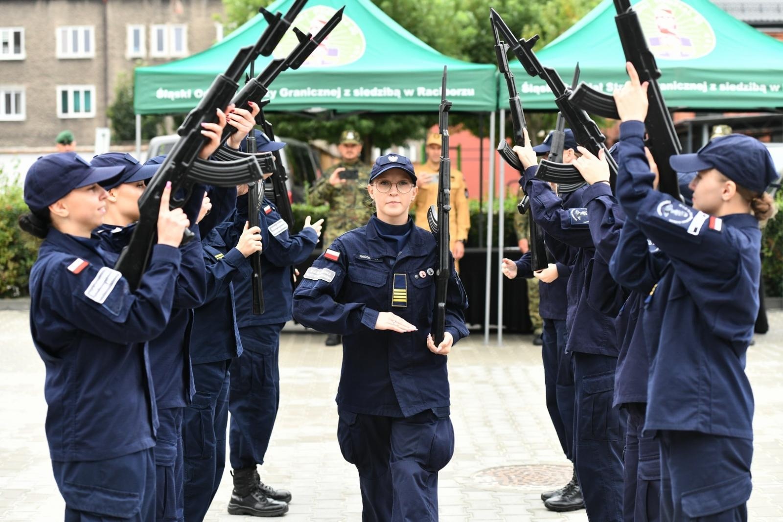 Zdjęcie w galerii na portalu naszraciborz.pl: II Ogólnopolski Przegląd Musztry Klas Mundurowych w Raciborzu wiadomości z regionu
