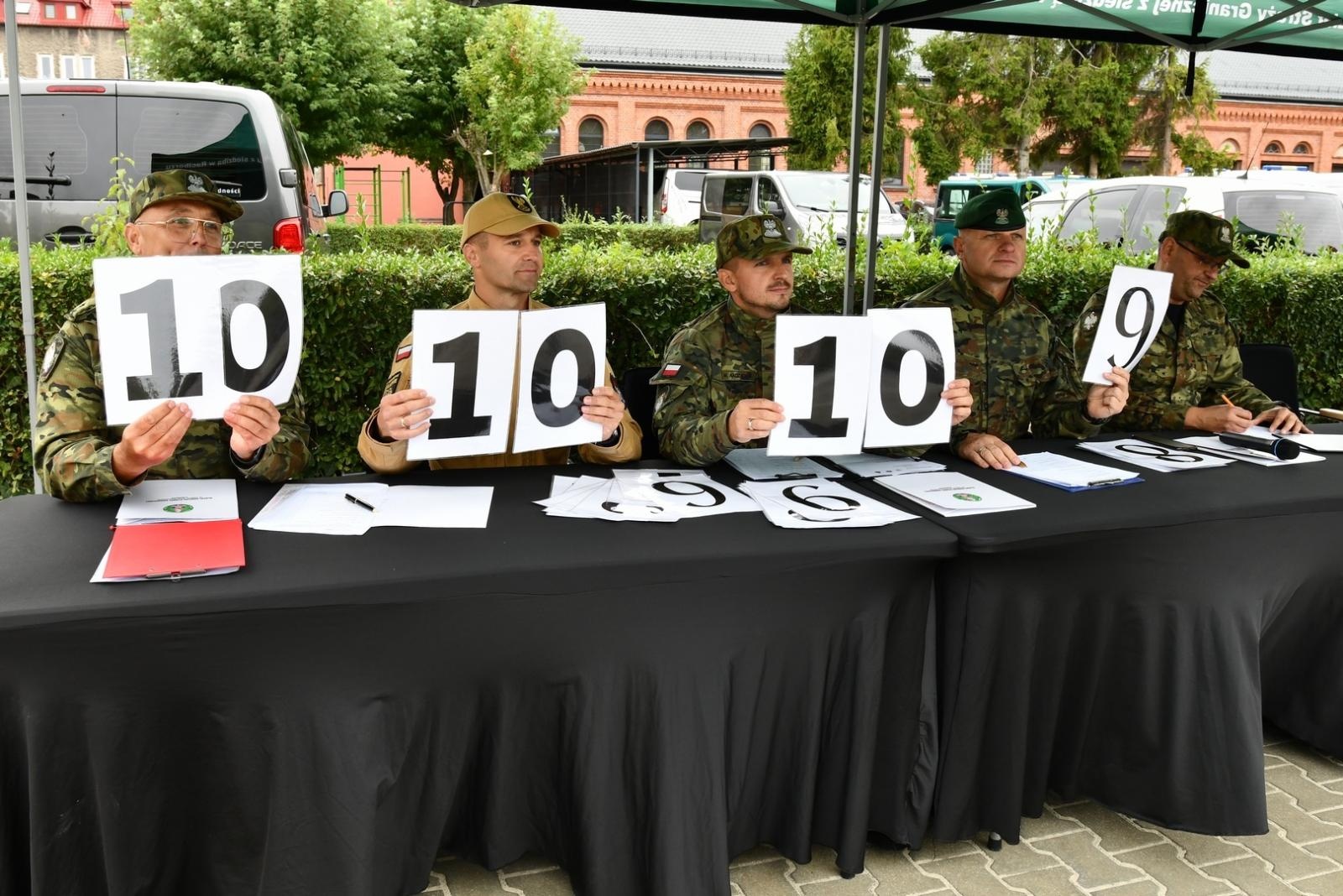 Zdjęcie w galerii na portalu naszraciborz.pl: II Ogólnopolski Przegląd Musztry Klas Mundurowych w Raciborzu wiadomości z regionu