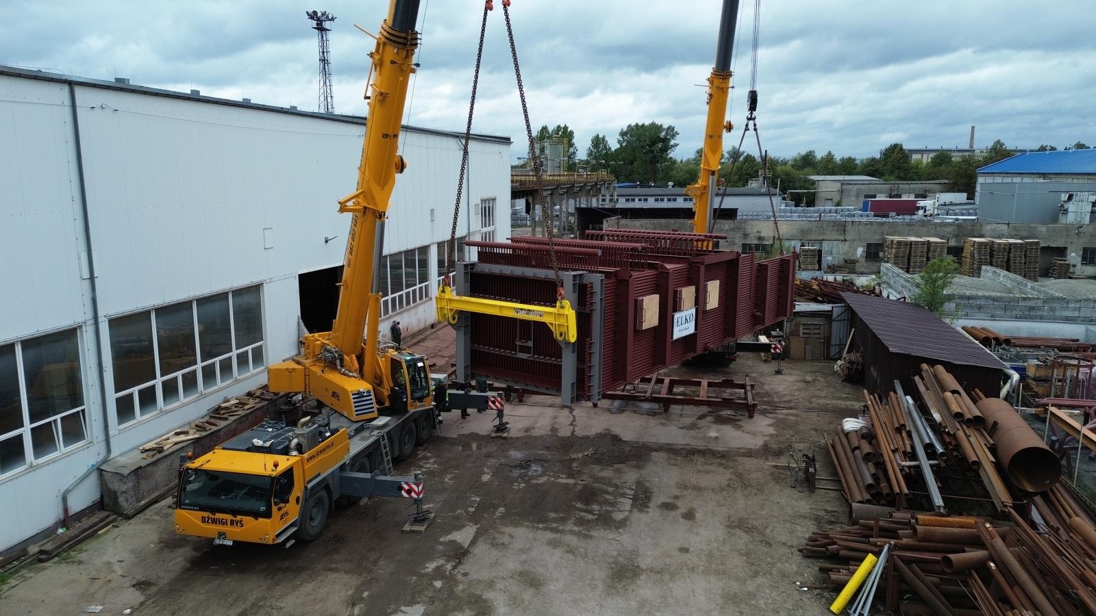 Zdjęcie w galerii na portalu naszraciborz.pl: Raciborska firma ZRE ELKO wysyła gigantyczny kocioł do Niemiec  wiadomości z regionu