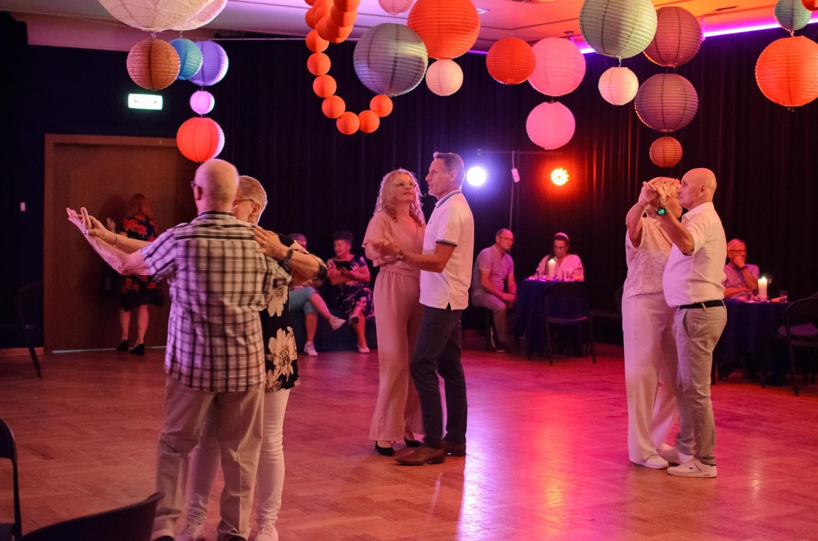Zdjęcie w galerii na portalu naszraciborz.pl: Fajfy jak za dawnych lat! Tak się bawią seniorzy z Raciborza wiadomości z regionu