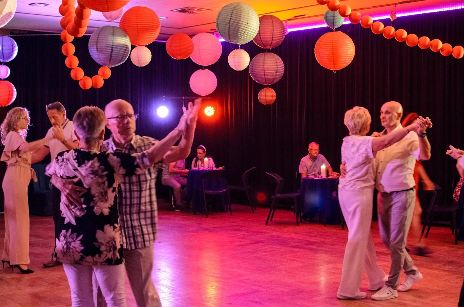 Zdjęcie w galerii na portalu naszraciborz.pl: Fajfy jak za dawnych lat! Tak się bawią seniorzy z Raciborza wiadomości z regionu