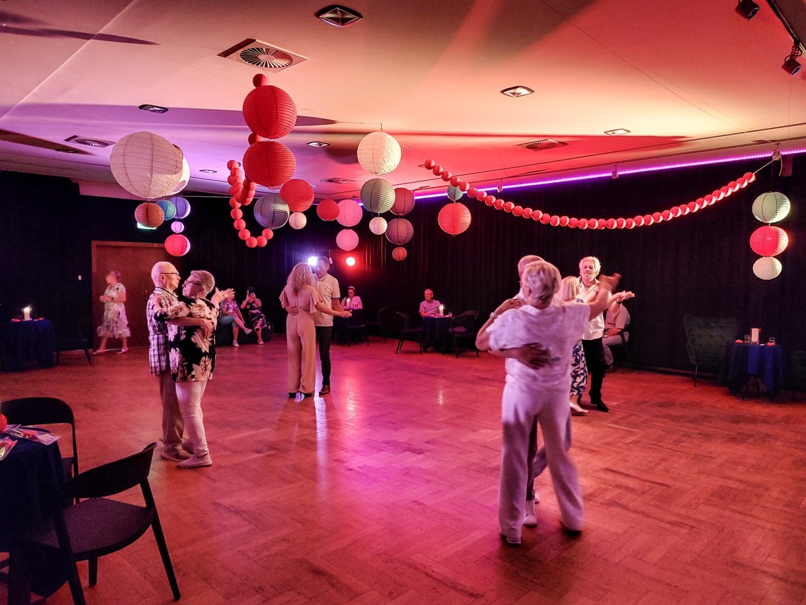 Zdjęcie w galerii na portalu naszraciborz.pl: Fajfy jak za dawnych lat! Tak się bawią seniorzy z Raciborza wiadomości z regionu