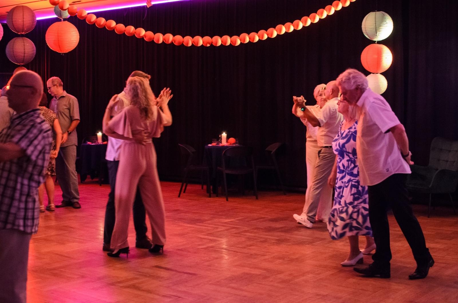 Zdjęcie w galerii na portalu naszraciborz.pl: Fajfy jak za dawnych lat! Tak się bawią seniorzy z Raciborza wiadomości z regionu