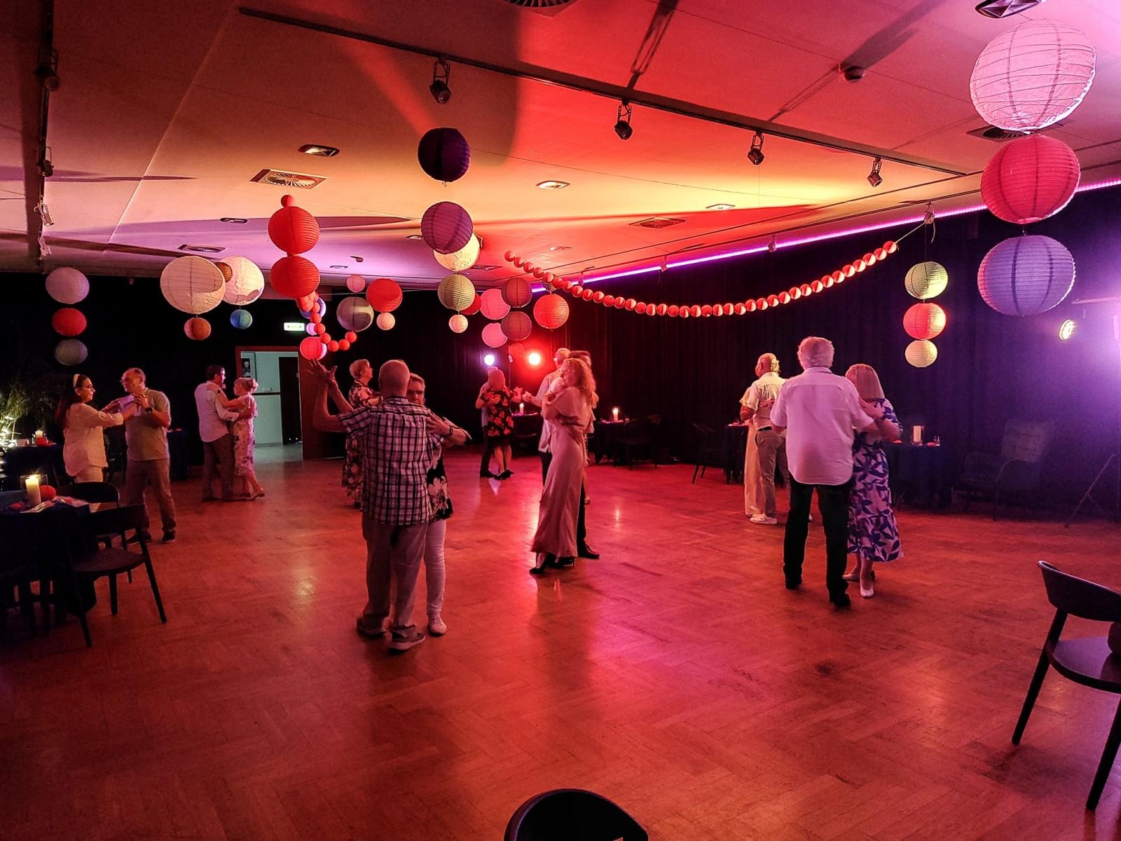 Zdjęcie w galerii na portalu naszraciborz.pl: Fajfy jak za dawnych lat! Tak się bawią seniorzy z Raciborza wiadomości z regionu