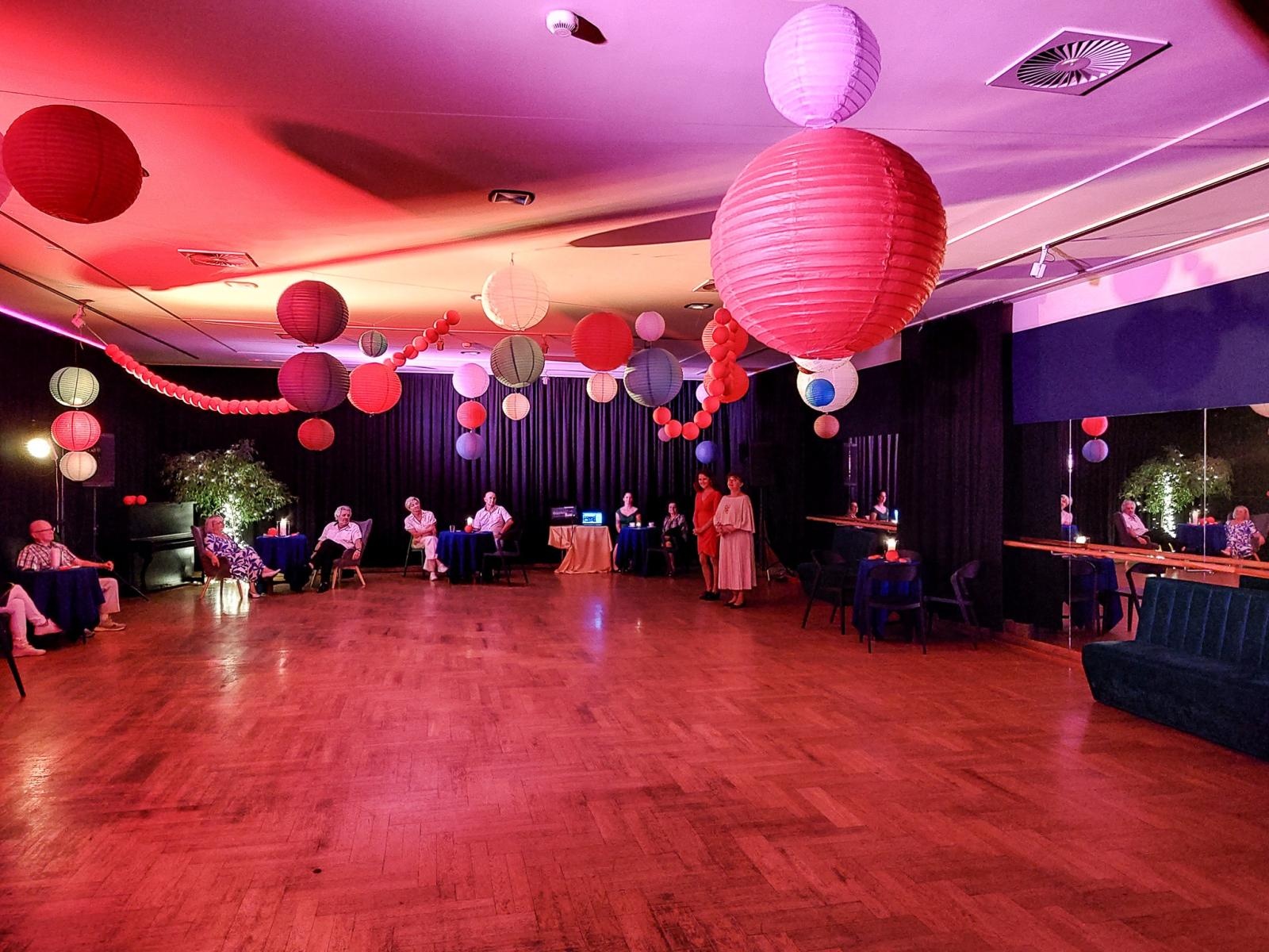 Zdjęcie w galerii na portalu naszraciborz.pl: Fajfy jak za dawnych lat! Tak się bawią seniorzy z Raciborza wiadomości z regionu