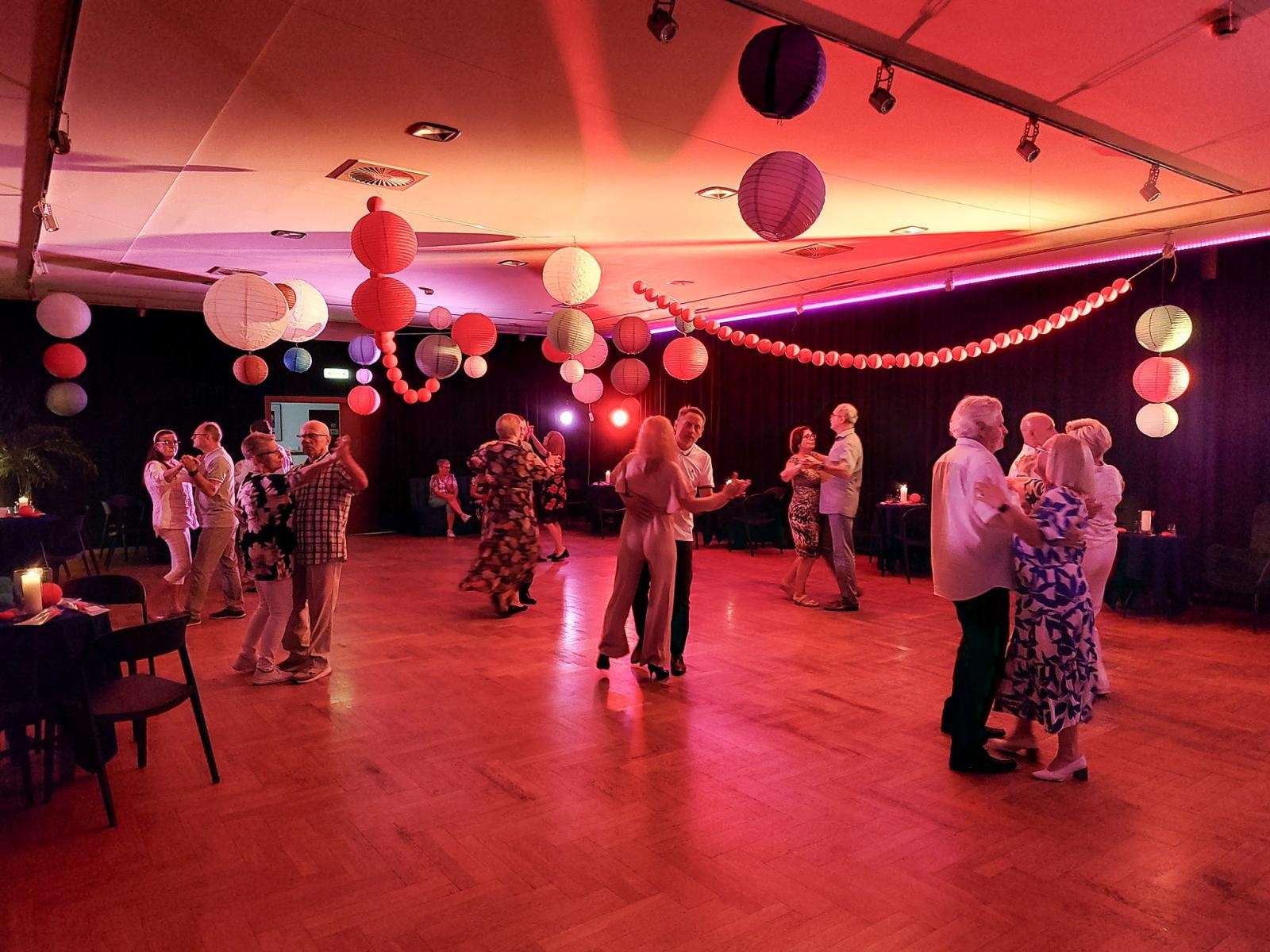 Zdjęcie w galerii na portalu naszraciborz.pl: Fajfy jak za dawnych lat! Tak się bawią seniorzy z Raciborza wiadomości z regionu