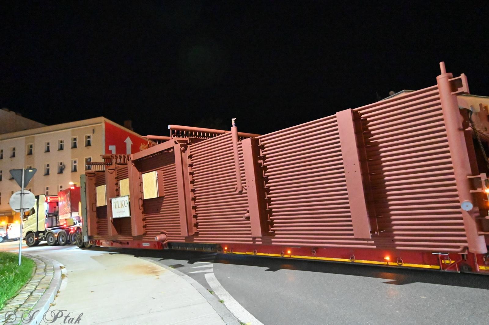 Zdjęcie w galerii na portalu naszraciborz.pl: Transport jak za najlepszych lat Rafako. ZRE ELKO wysłało do Niemiec gigantyczne elementy kotła wiadomości z regionu