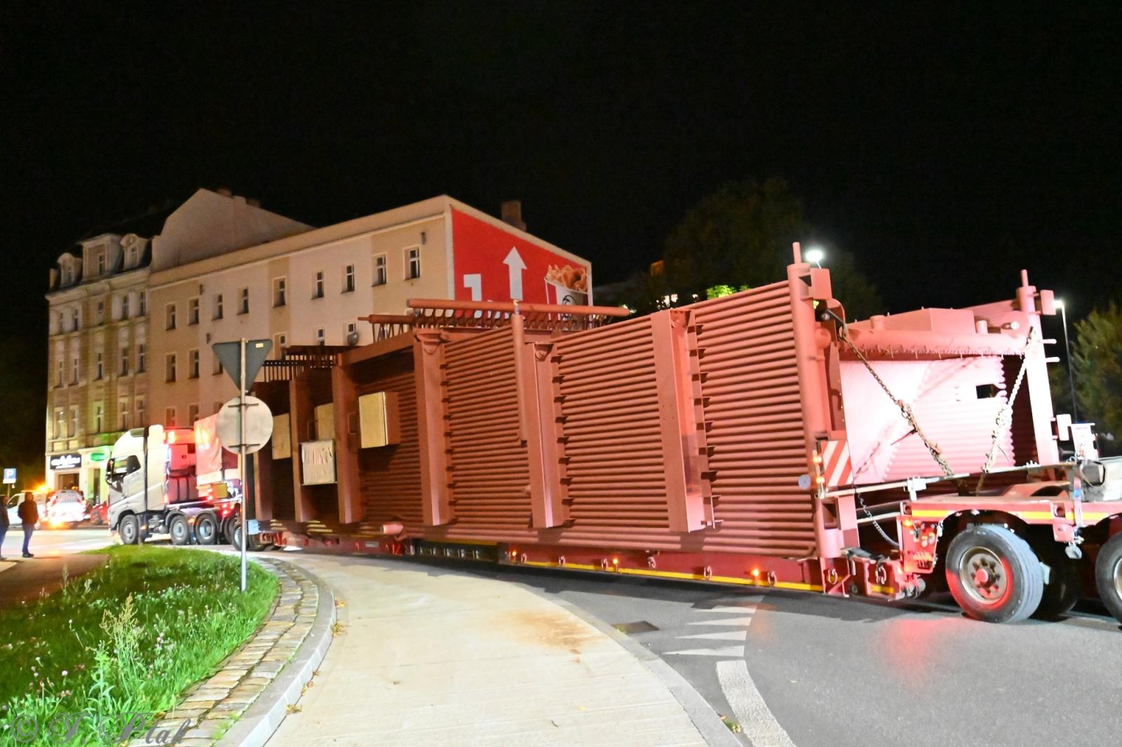 Zdjęcie w galerii na portalu naszraciborz.pl: Transport jak za najlepszych lat Rafako. ZRE ELKO wysłało do Niemiec gigantyczne elementy kotła wiadomości z regionu