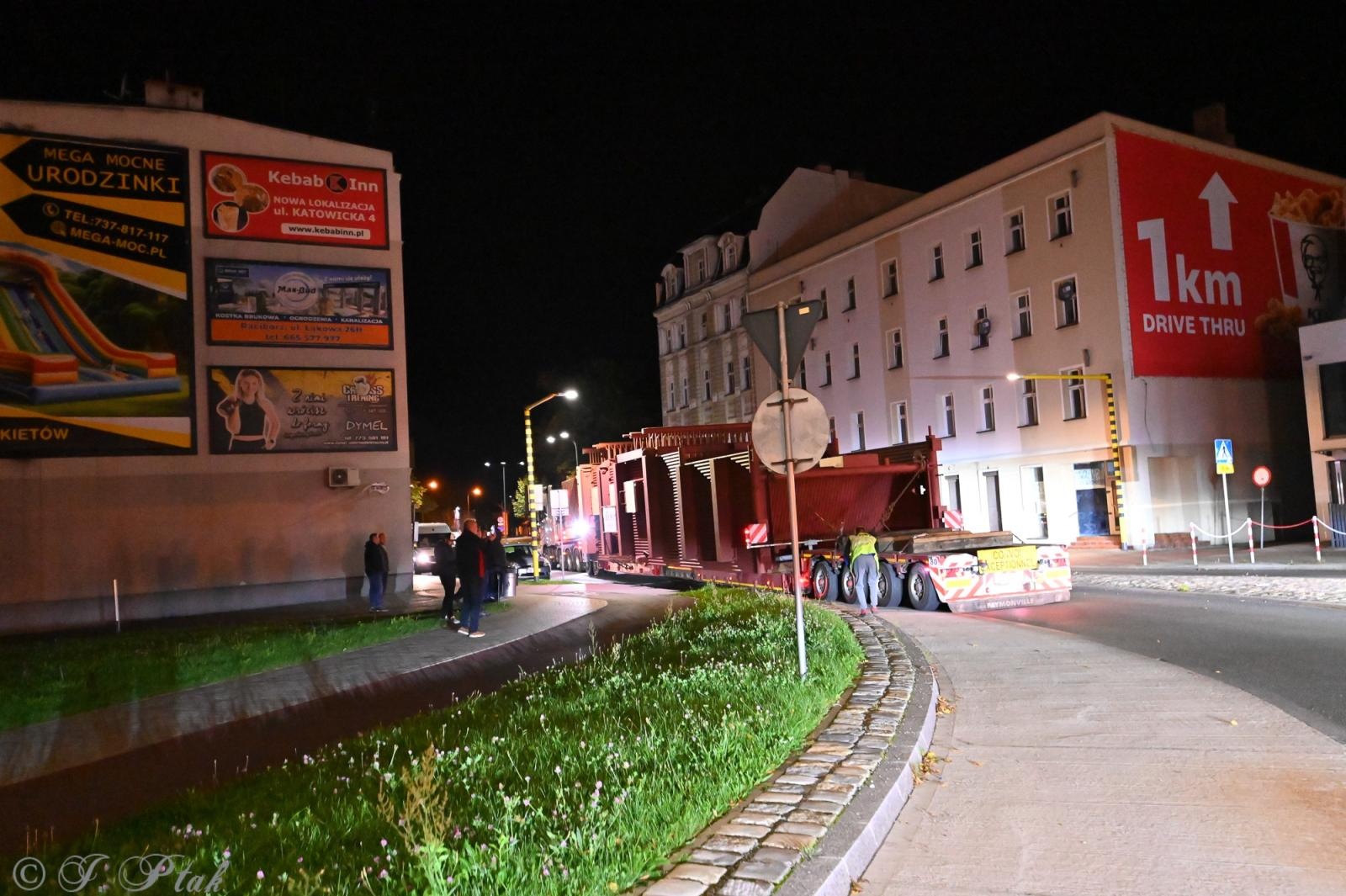 Zdjęcie w galerii na portalu naszraciborz.pl: Transport jak za najlepszych lat Rafako. ZRE ELKO wysłało do Niemiec gigantyczne elementy kotła wiadomości z regionu