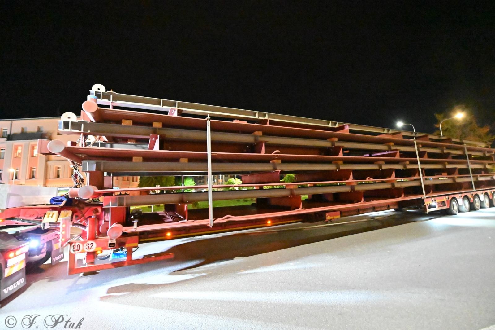 Zdjęcie w galerii na portalu naszraciborz.pl: Transport jak za najlepszych lat Rafako. ZRE ELKO wysłało do Niemiec gigantyczne elementy kotła wiadomości z regionu