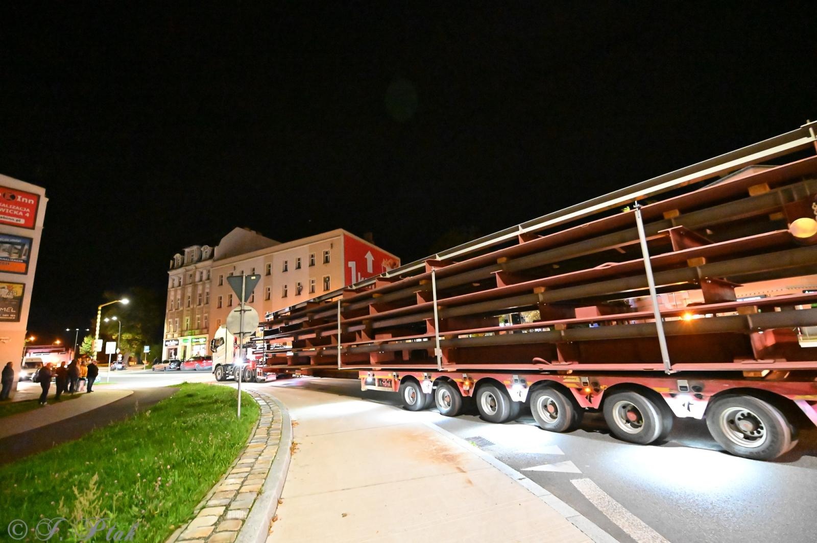 Zdjęcie w galerii na portalu naszraciborz.pl: Transport jak za najlepszych lat Rafako. ZRE ELKO wysłało do Niemiec gigantyczne elementy kotła wiadomości z regionu