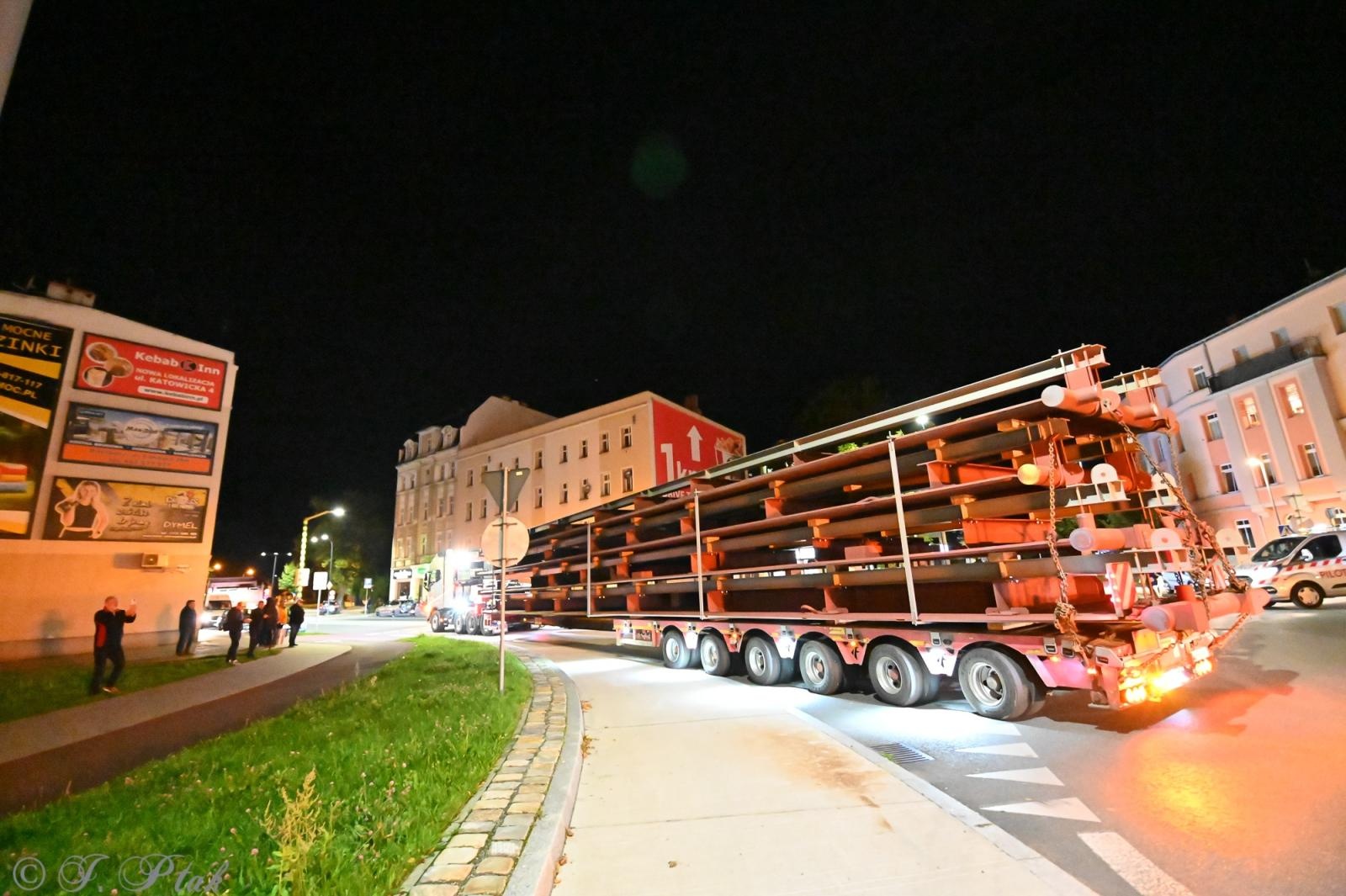 Zdjęcie w galerii na portalu naszraciborz.pl: Transport jak za najlepszych lat Rafako. ZRE ELKO wysłało do Niemiec gigantyczne elementy kotła wiadomości z regionu
