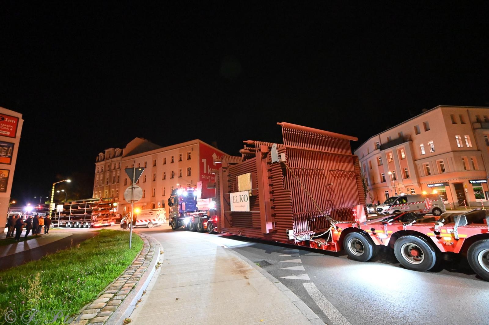 Zdjęcie w galerii na portalu naszraciborz.pl: Transport jak za najlepszych lat Rafako. ZRE ELKO wysłało do Niemiec gigantyczne elementy kotła wiadomości z regionu