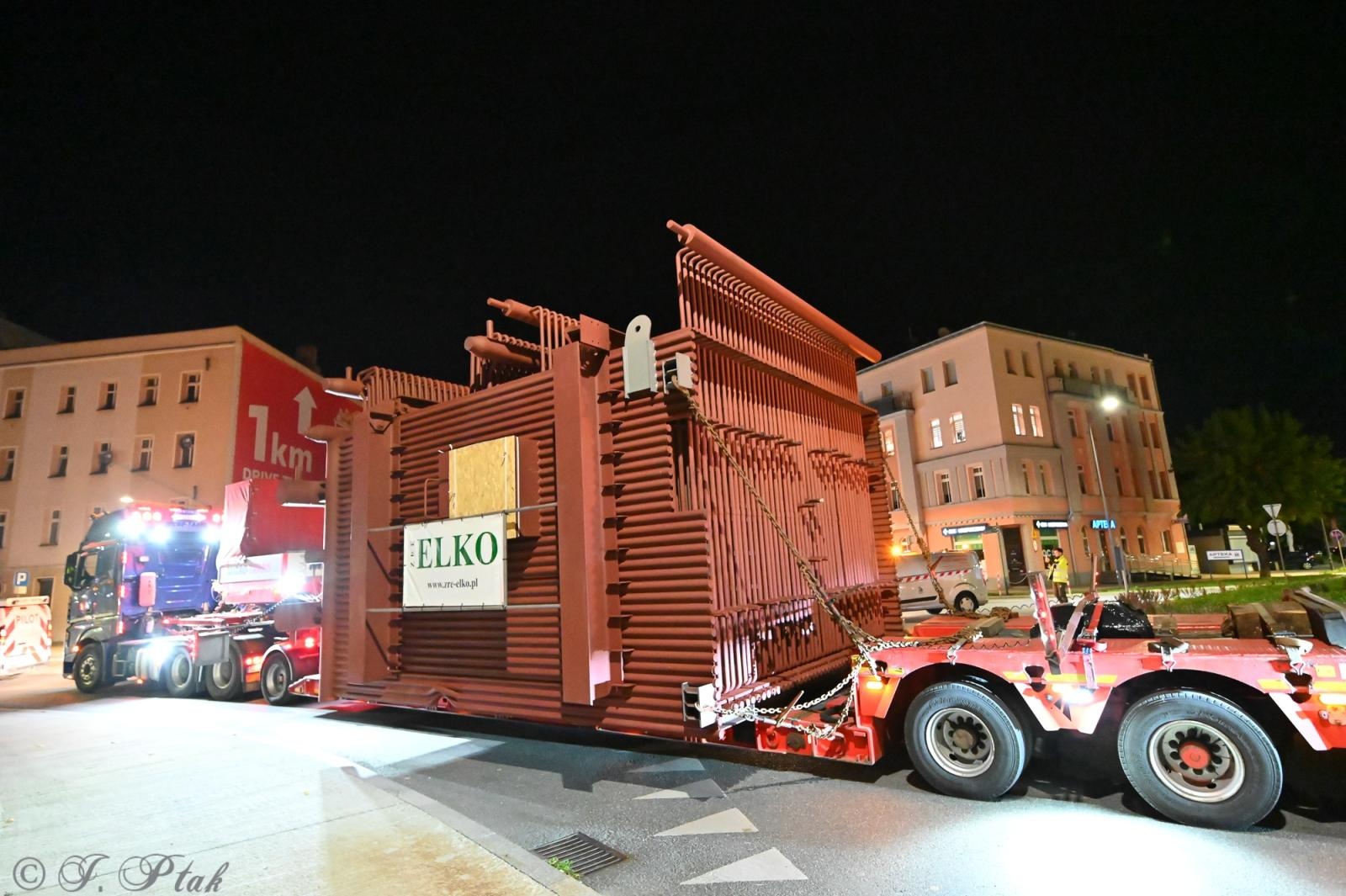 Zdjęcie w galerii na portalu naszraciborz.pl: Transport jak za najlepszych lat Rafako. ZRE ELKO wysłało do Niemiec gigantyczne elementy kotła wiadomości z regionu