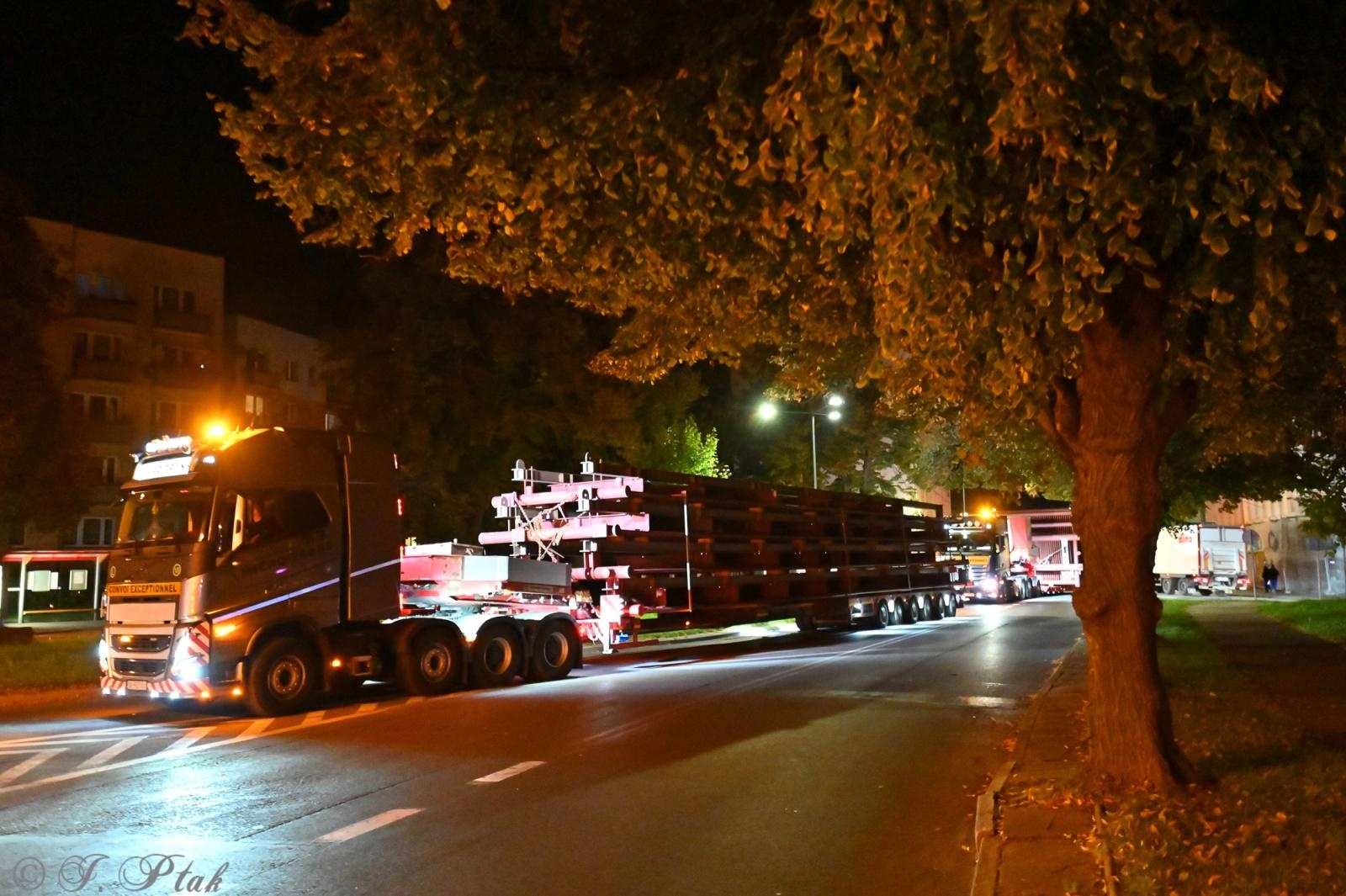 Zdjęcie w galerii na portalu naszraciborz.pl: Transport jak za najlepszych lat Rafako. ZRE ELKO wysłało do Niemiec gigantyczne elementy kotła wiadomości z regionu