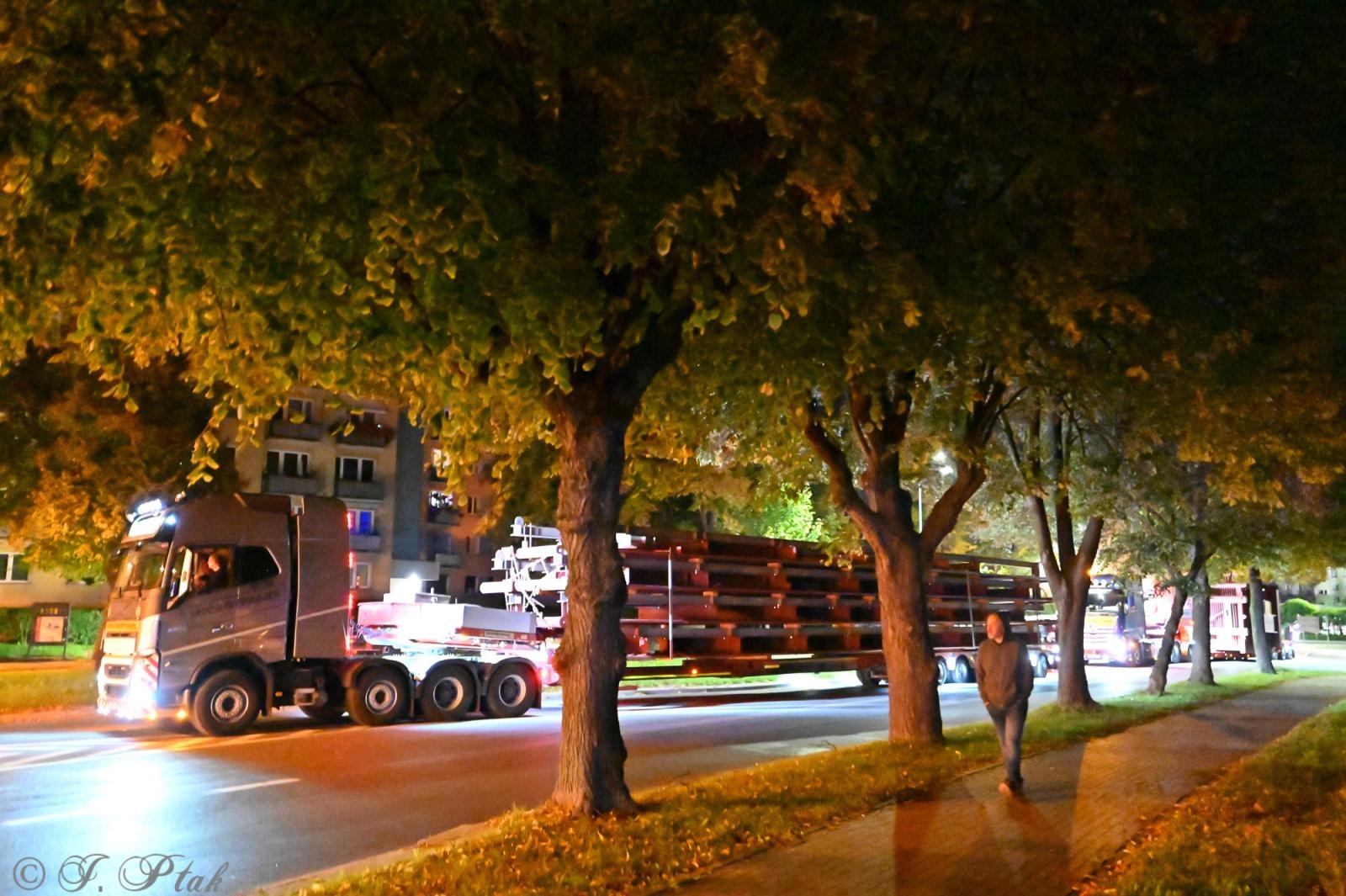 Zdjęcie w galerii na portalu naszraciborz.pl: Transport jak za najlepszych lat Rafako. ZRE ELKO wysłało do Niemiec gigantyczne elementy kotła wiadomości z regionu