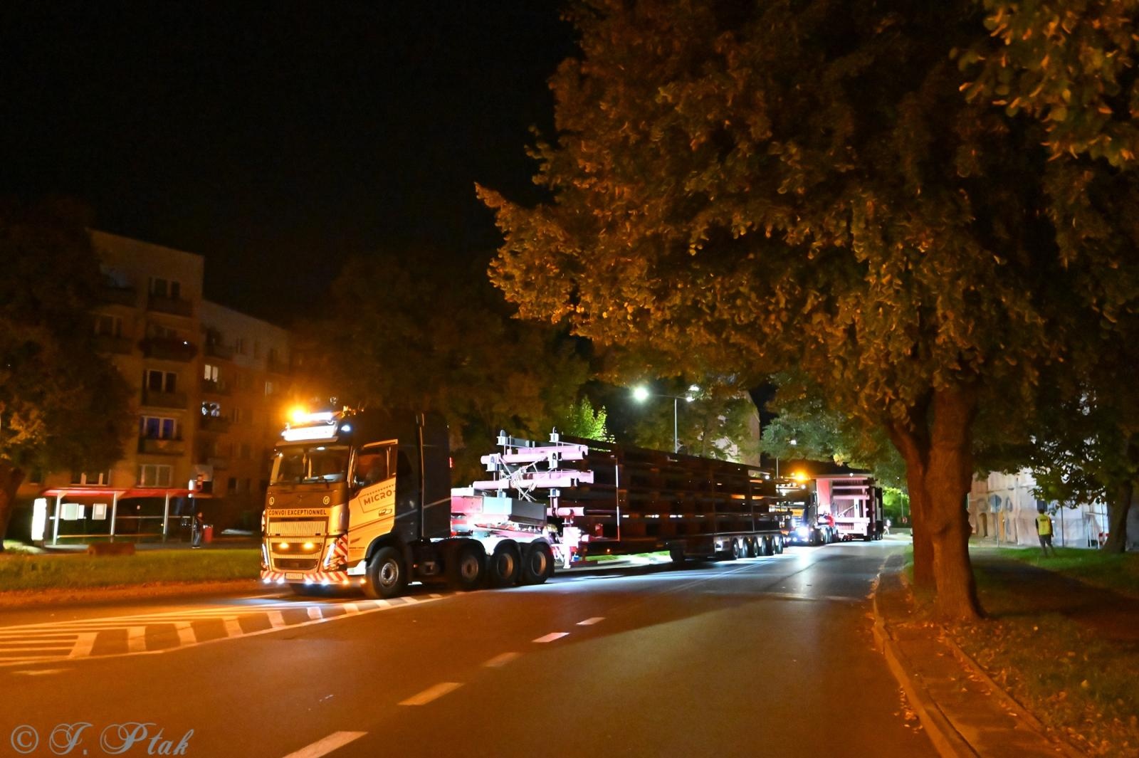 Zdjęcie w galerii na portalu naszraciborz.pl: Transport jak za najlepszych lat Rafako. ZRE ELKO wysłało do Niemiec gigantyczne elementy kotła wiadomości z regionu