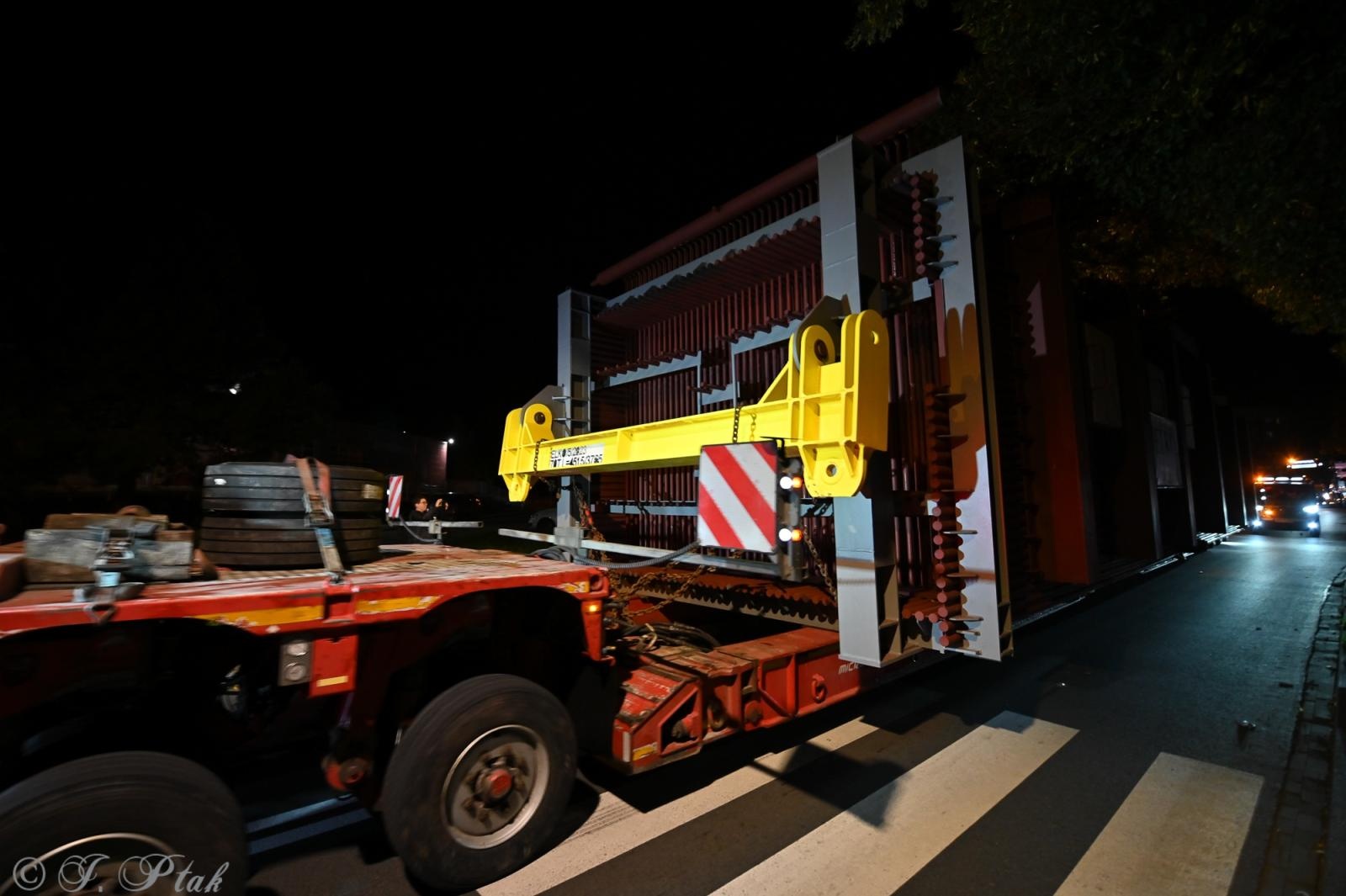 Zdjęcie w galerii na portalu naszraciborz.pl: Transport jak za najlepszych lat Rafako. ZRE ELKO wysłało do Niemiec gigantyczne elementy kotła wiadomości z regionu