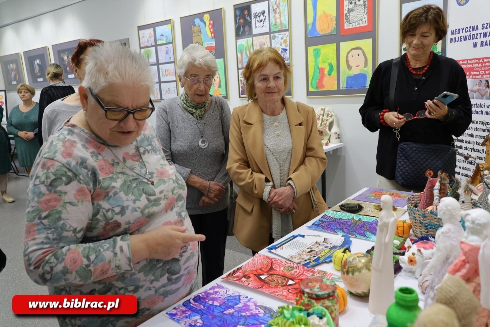 Zdjęcie w galerii na portalu naszraciborz.pl: Bo W DUECIE jest najlepiej! W bibliotece otwarto nową wystawę wiadomości z regionu