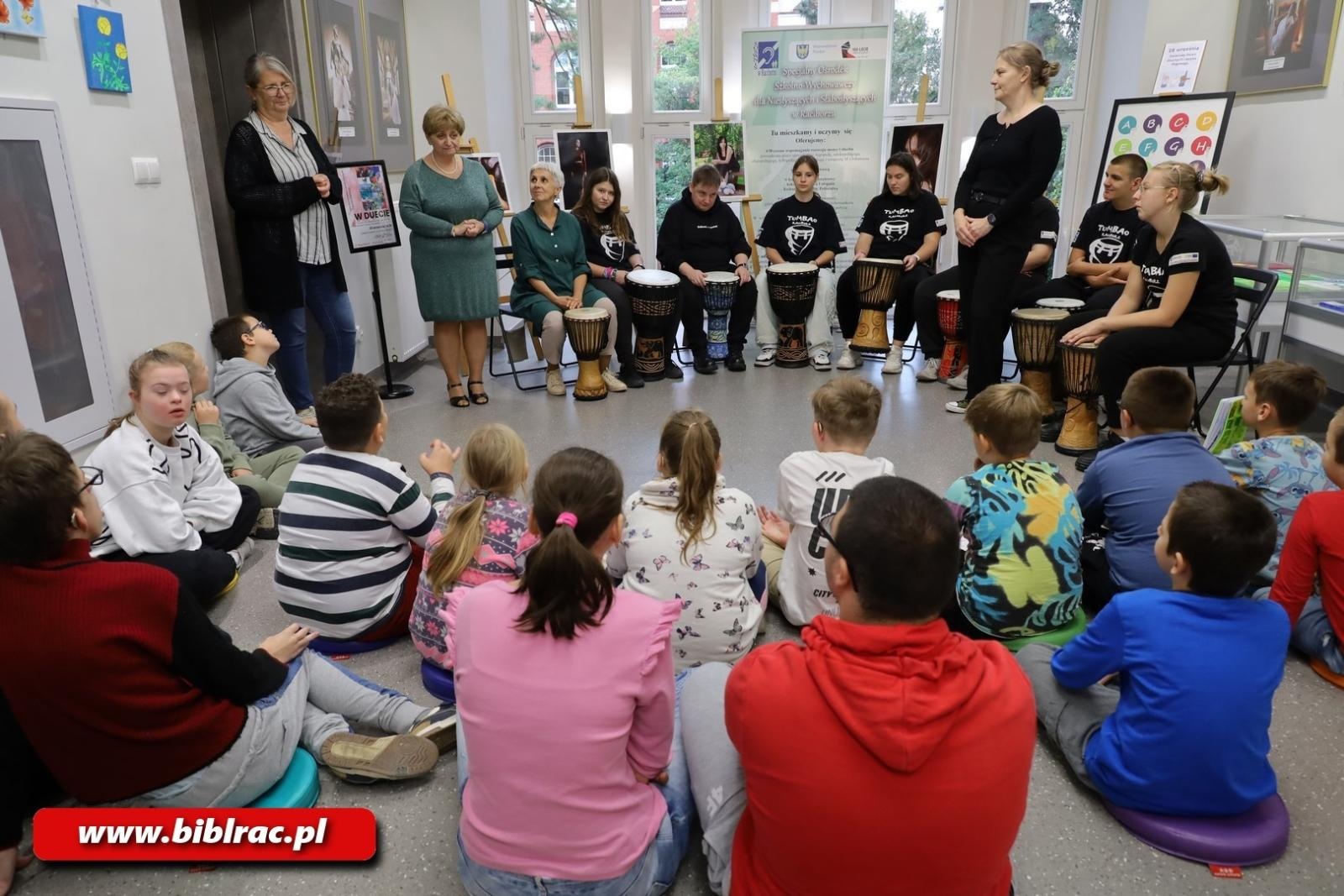Zdjęcie w galerii na portalu naszraciborz.pl: Bo W DUECIE jest najlepiej! W bibliotece otwarto nową wystawę wiadomości z regionu