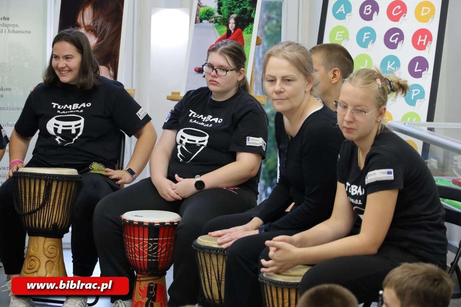 Zdjęcie w galerii na portalu naszraciborz.pl: Bo W DUECIE jest najlepiej! W bibliotece otwarto nową wystawę wiadomości z regionu